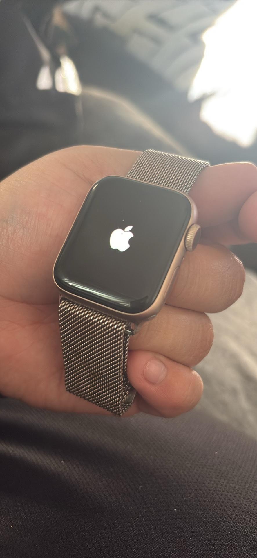 Apple Watch Series 5 40mm - Dallas, Texas - FleaMarketBay