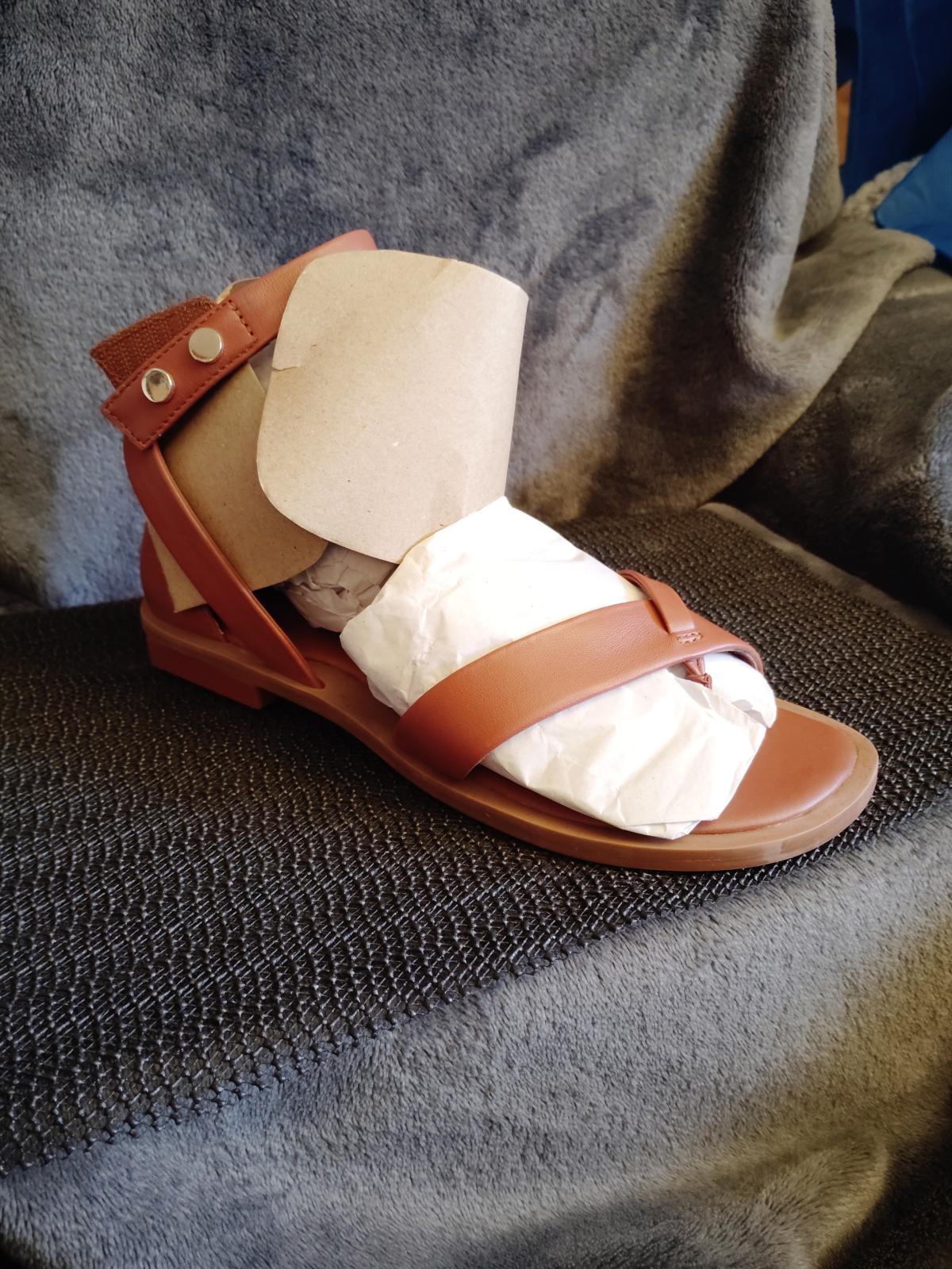 Franco Sato Woman's Parker Strappy Flat size 6 M