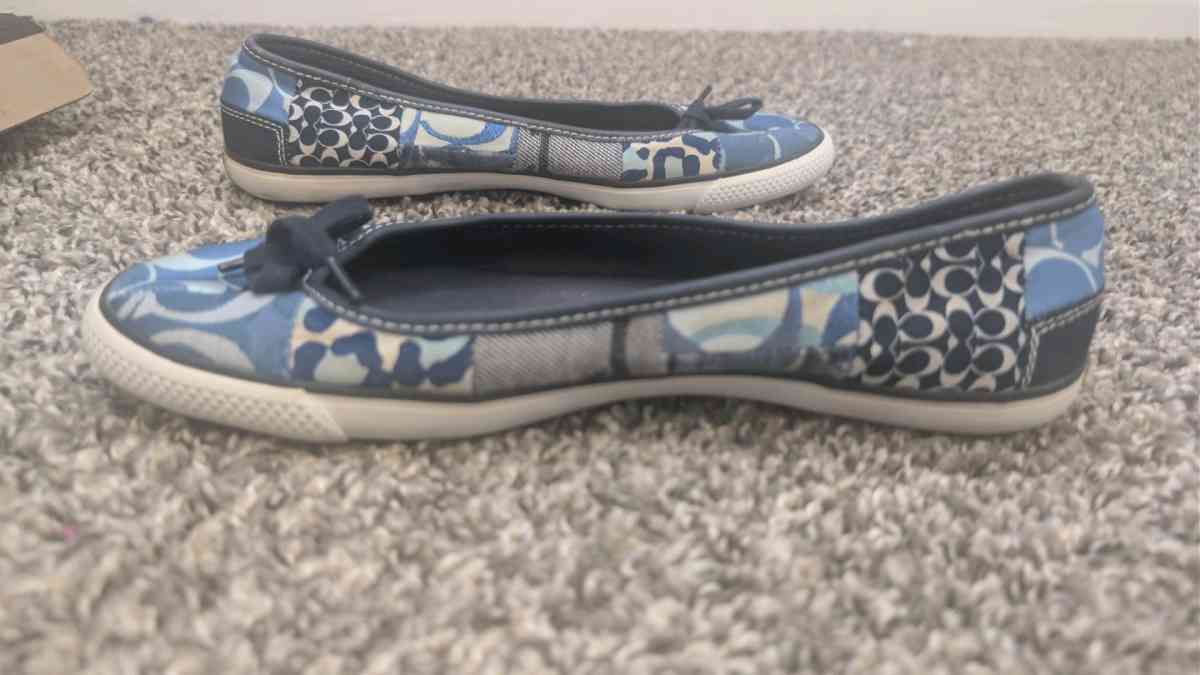 coach flats - Kansas City, Kansas - FleaMarketBay