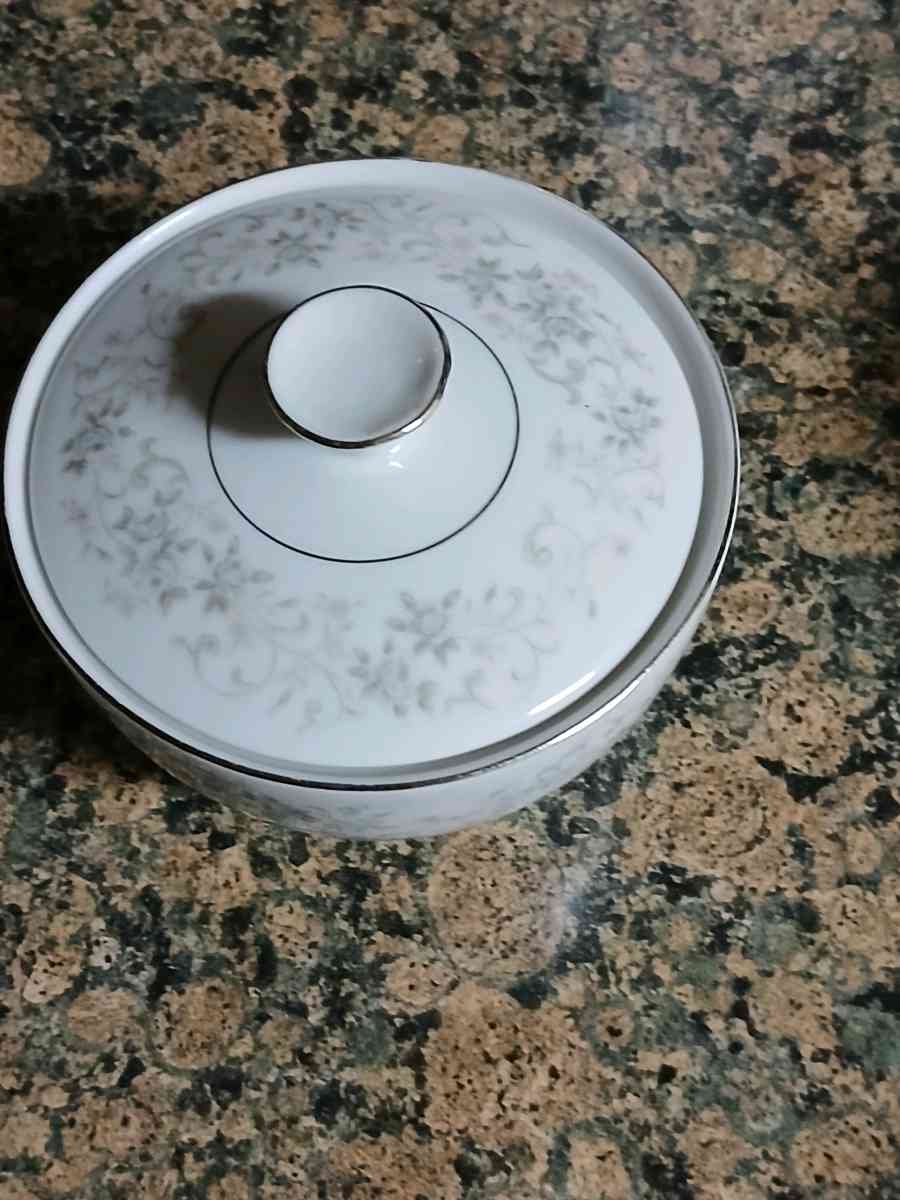 Camelot China Carousel 1315 is a twentyfourpi2307 Camelot Ca - Lafayette, Louisiana - FleaMarketBay