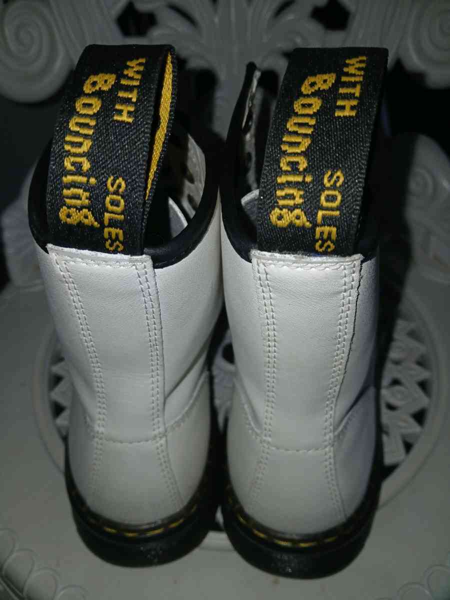 docmartin size 8 womans - Valley Center, California - FleaMarketBay