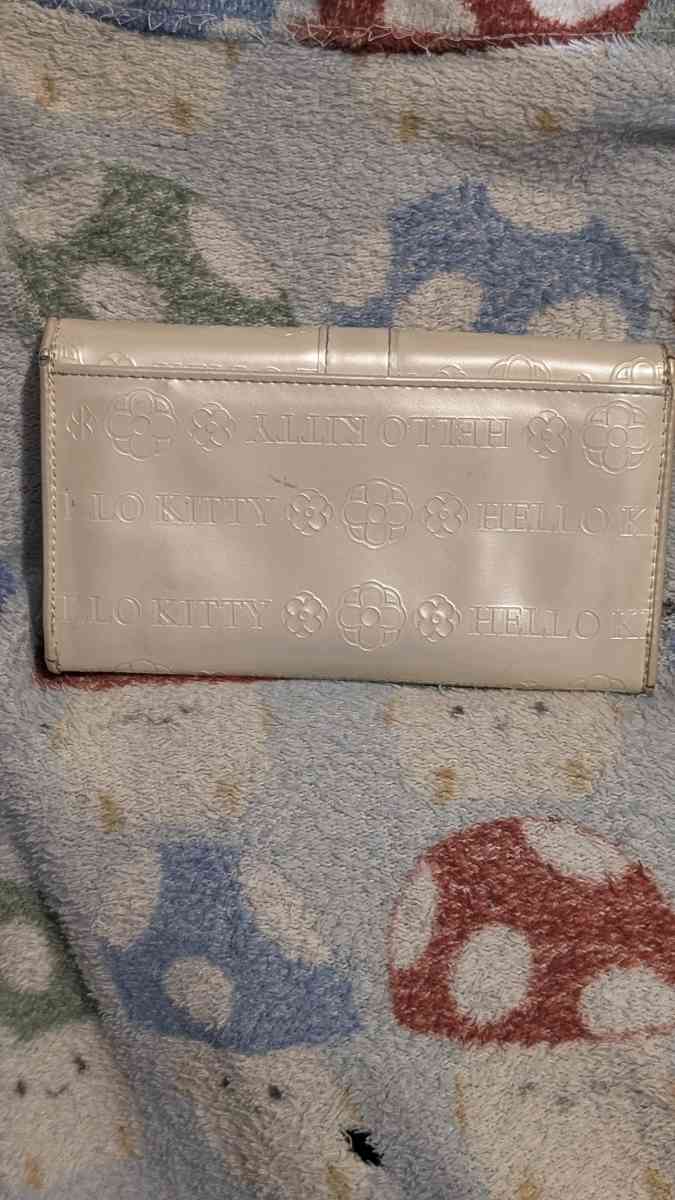 hello kitty wallet - Kansas City, Kansas - FleaMarketBay