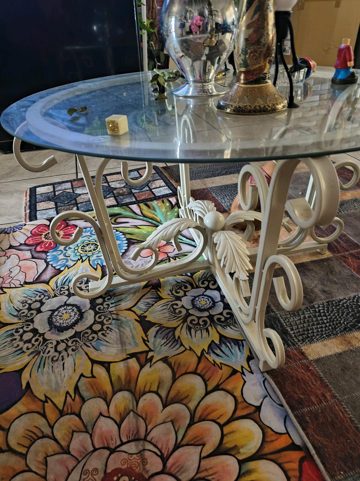 livingroom center top glass table - Orlando, Florida - FleaMarketBay