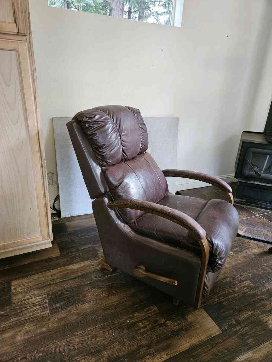 Lazyboy chair - Shingletown, California - FleaMarketBay