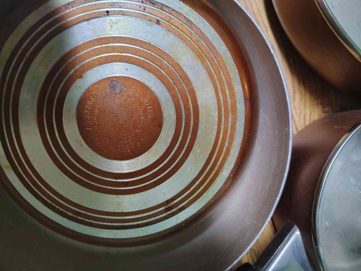 Faberware skillets 5 and 1pot with lid - Saint Joseph, Missouri - FleaMarketBay