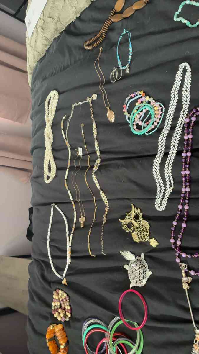 jewelry - Hinton, West Virginia - FleaMarketBay