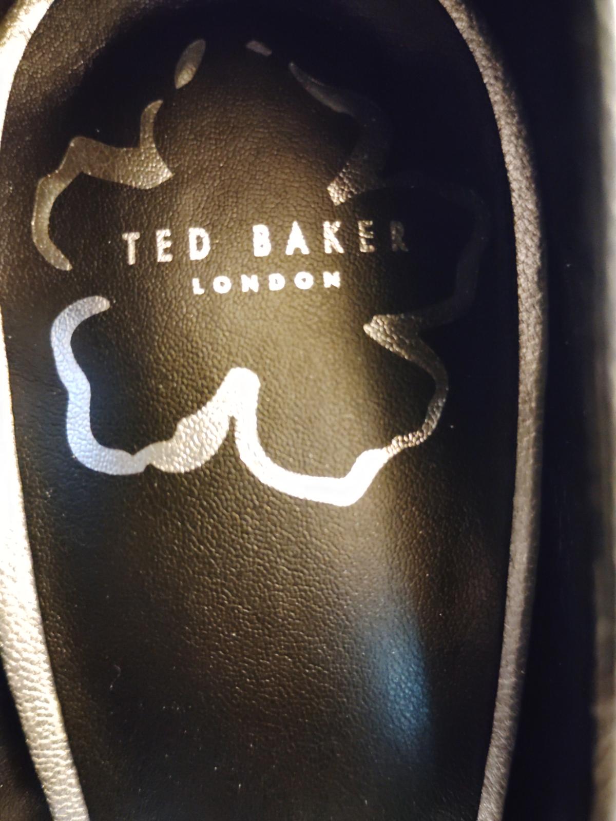 Ted Baker Women's Ryal Bow Court Pump silver size 8 to 8.5 - Virginia Beach, Virginia - FleaMarketBay