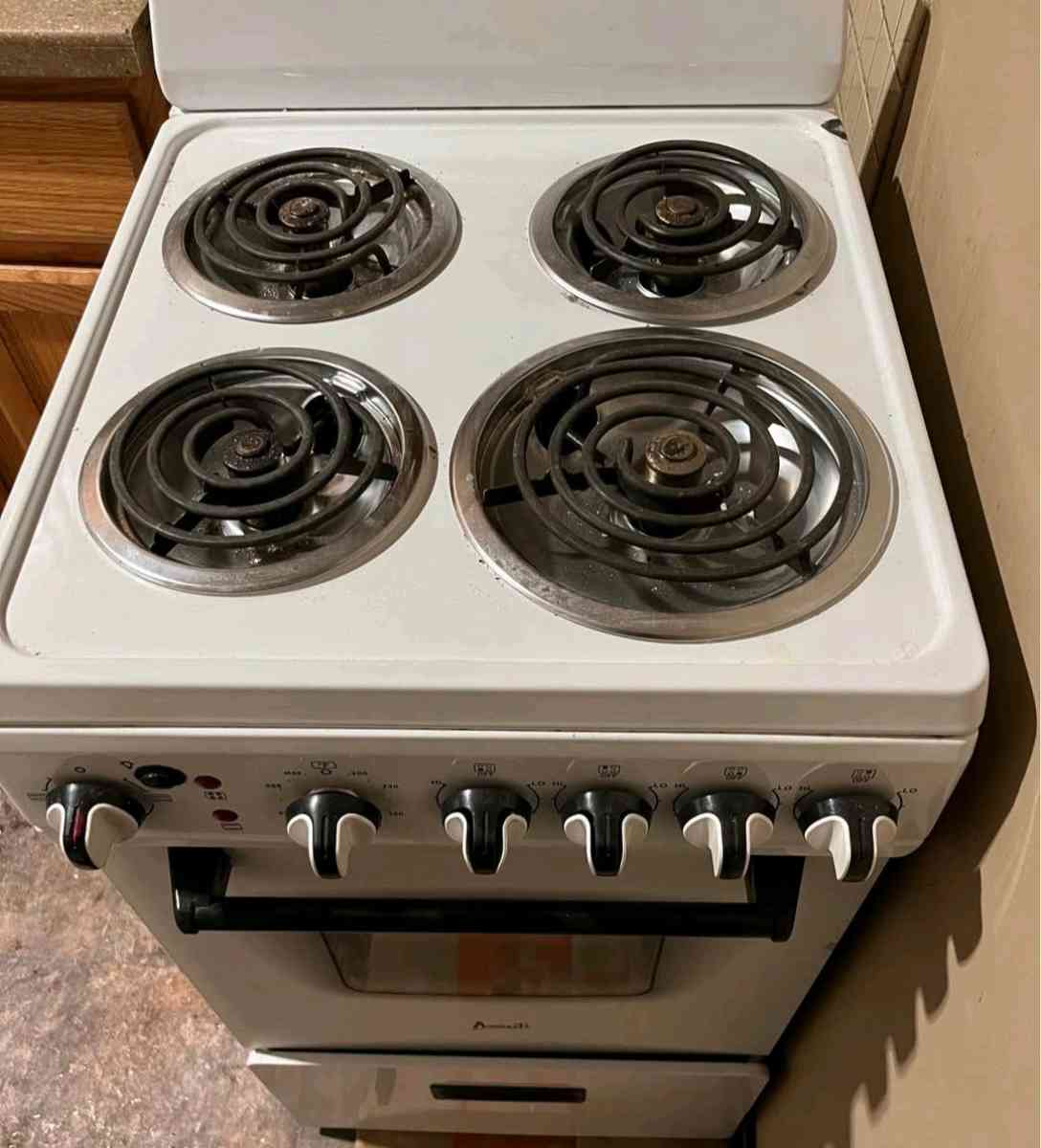 24 ich electric stove - Baldwin, New York - FleaMarketBay