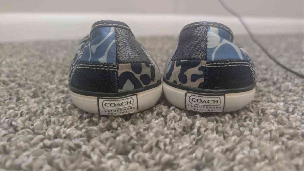 coach flats - Kansas City, Kansas - FleaMarketBay
