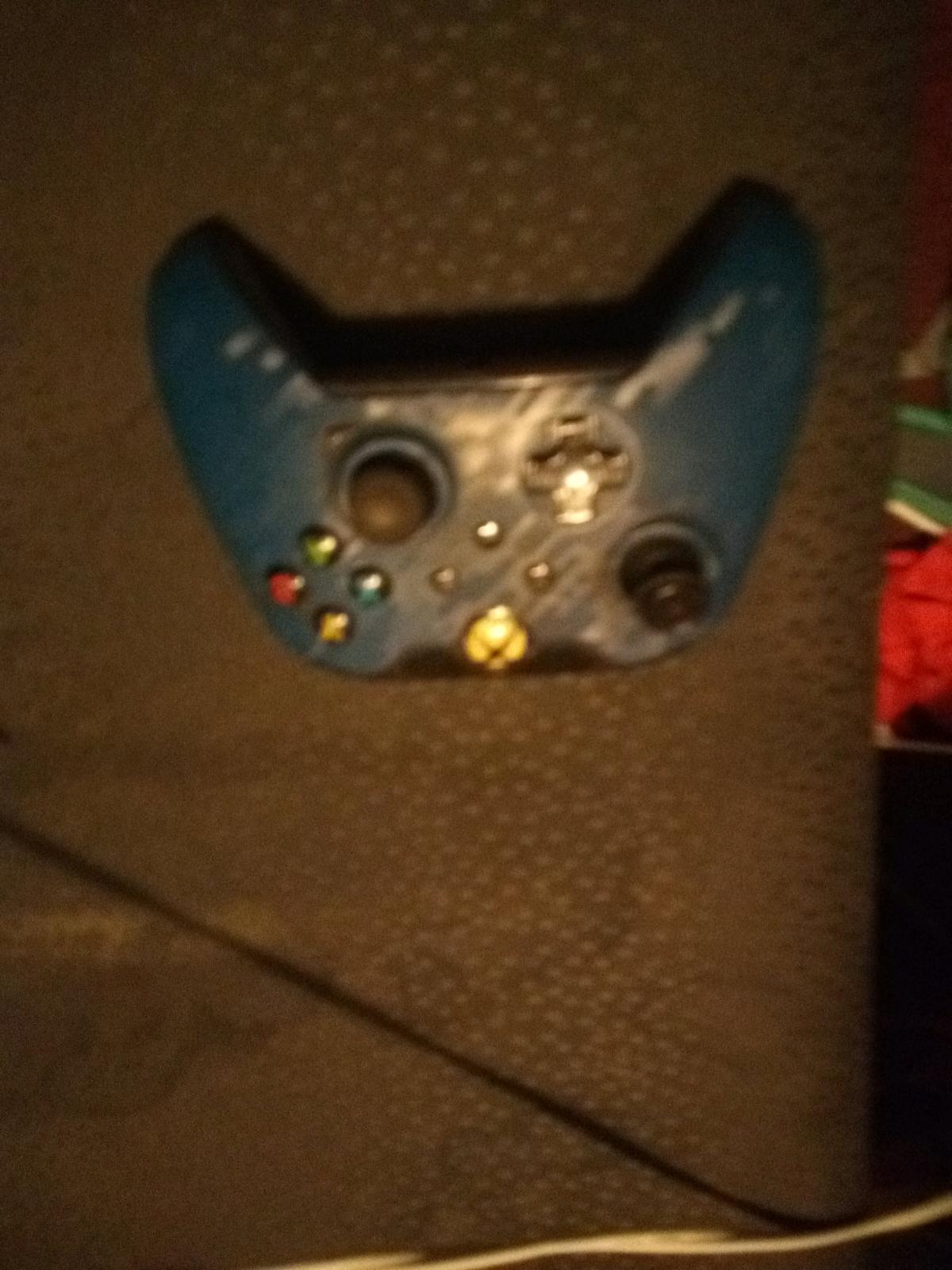 all Xbox one controller each one is 25 all together is 100 - Fort Wayne, Indiana - FleaMarketBay