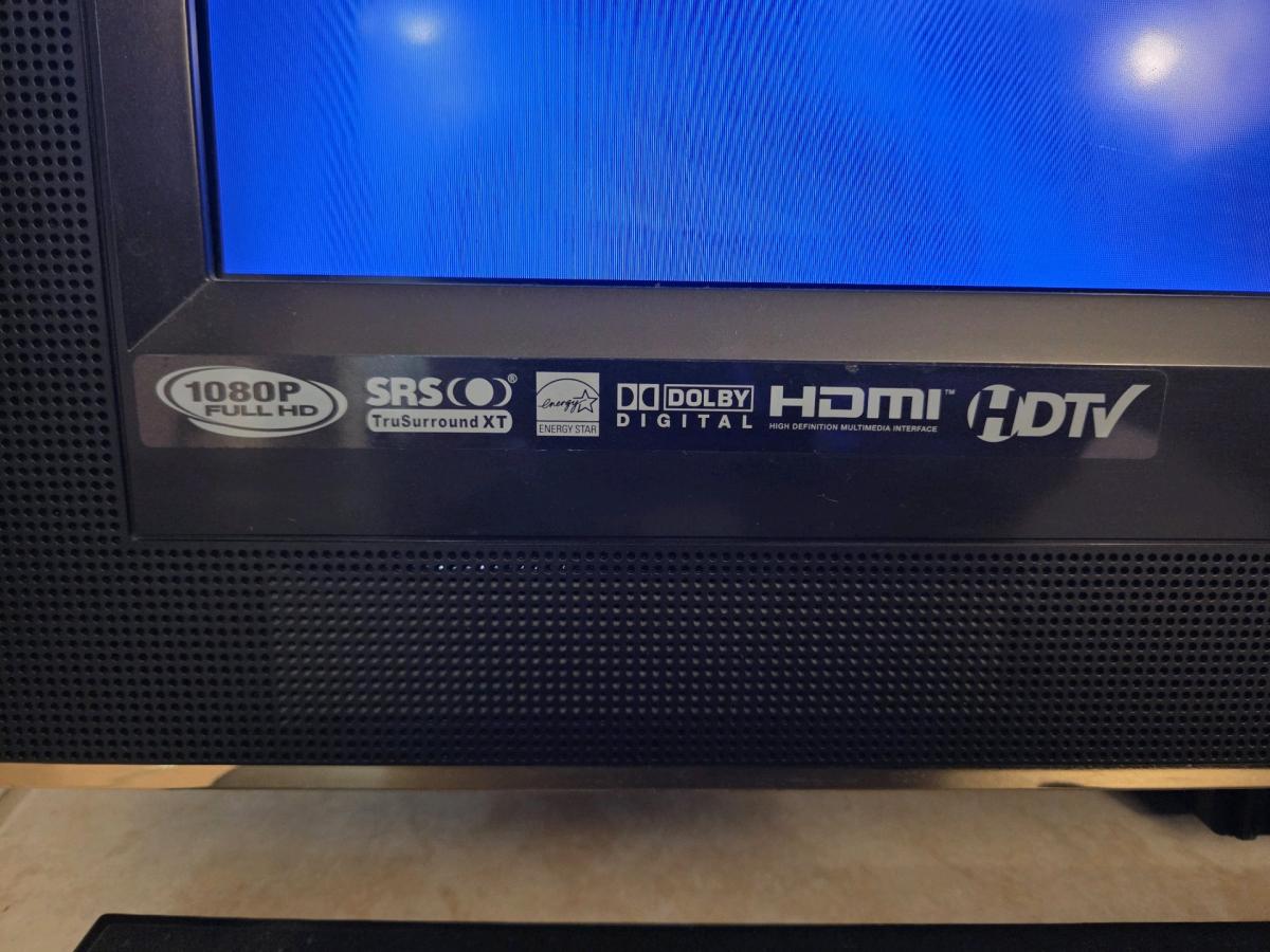 Vizio Used 37 TV not a smart TV - Hialeah, Florida - FleaMarketBay