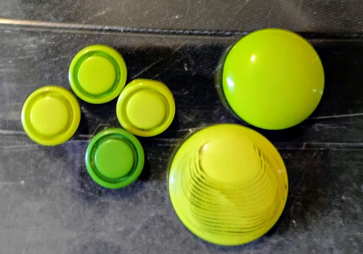 variety of vintage buttons - Elberton, Georgia - FleaMarketBay