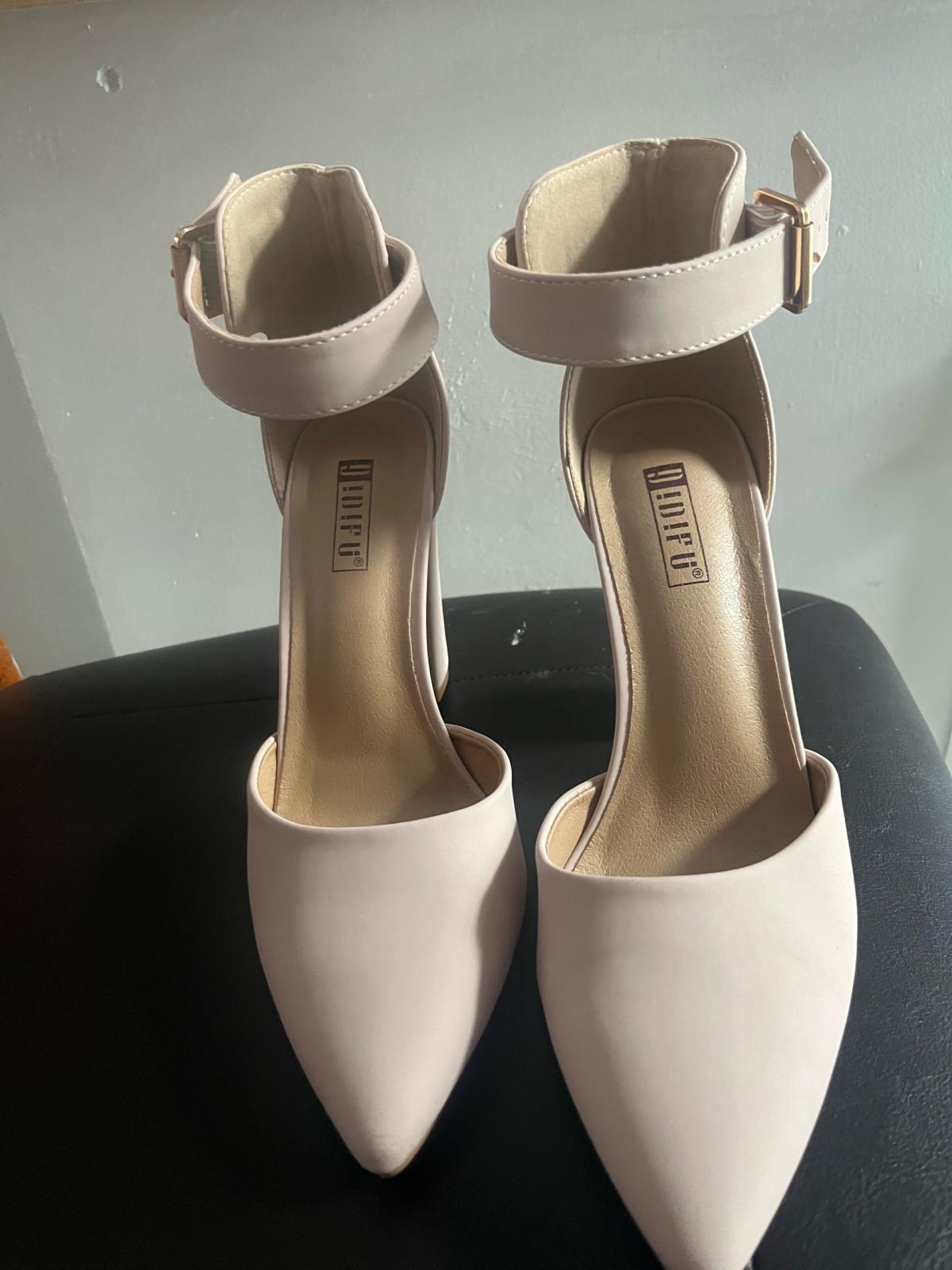 womens heals - Manchester, New Hampshire