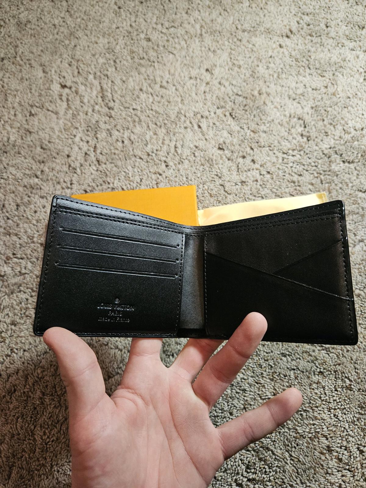 Louis vuitton mens black bifold wallet - Abington, Pennsylvania - FleaMarketBay