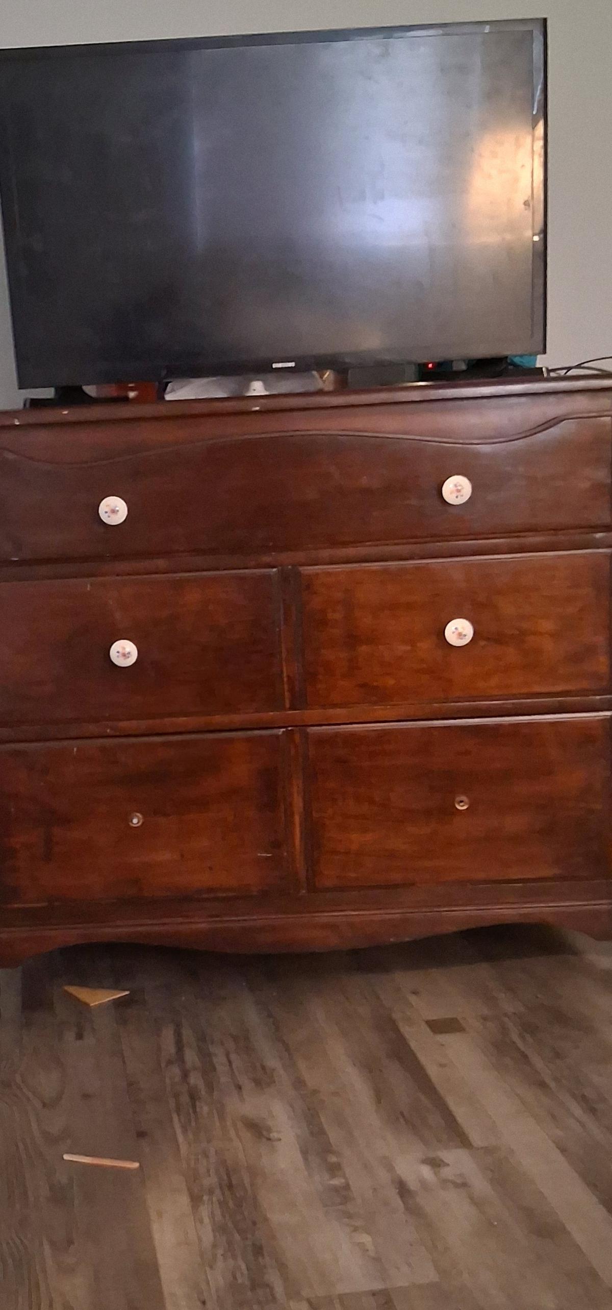 35 year old dresser - San Antonio, Texas - FleaMarketBay