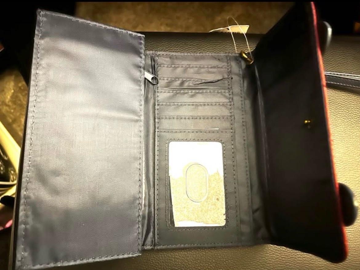 DC COMICS WONDER WOMEN SATCHEL WRISLET WALLET - Norwood, Massachusetts - FleaMarketBay