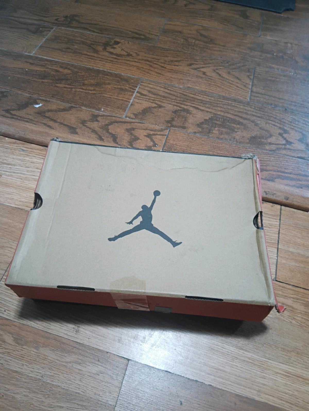 Men Jordan 12 retro sneakers 8 12 - Wilkes Barre, Pennsylvania - FleaMarketBay