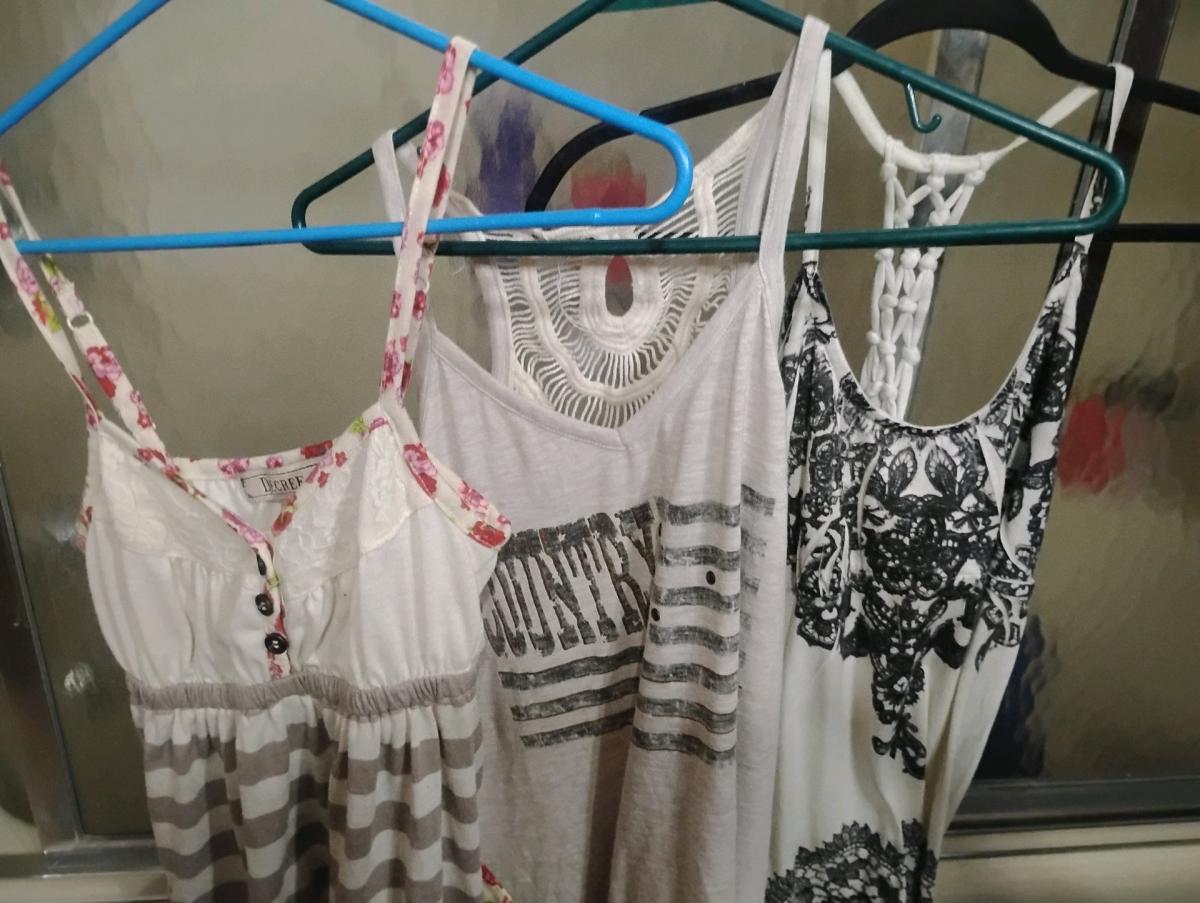 3 summer shirts size small - Searcy, Arkansas - FleaMarketBay