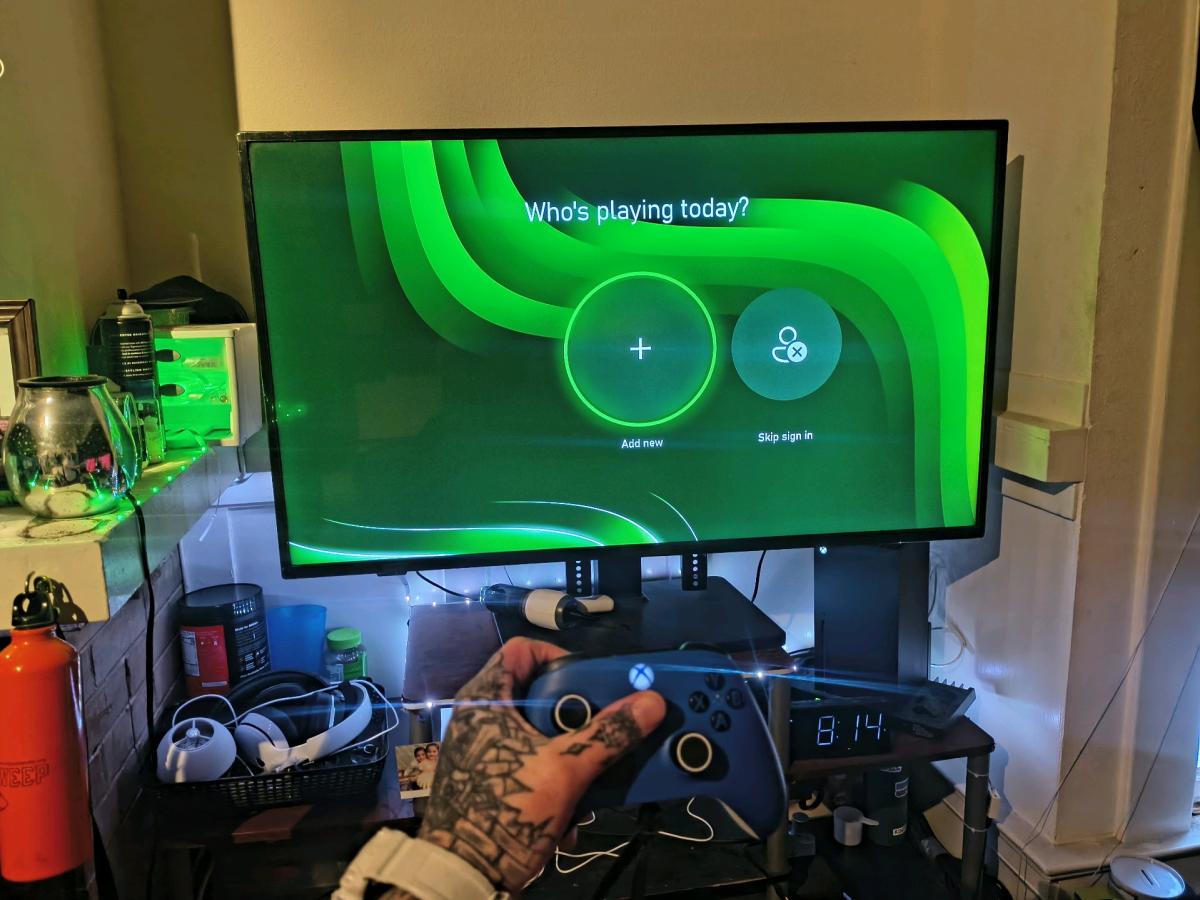 Xbox series x  1 TB one controller and cords - San Francisco, California - FleaMarketBay