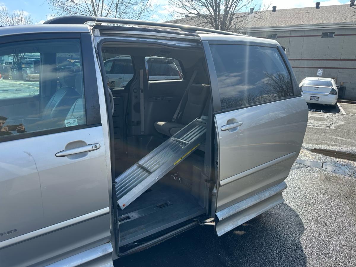 to2007 Toyota Sienna Wheelchair Van White 92k miles - Achilles, Virginia - FleaMarketBay