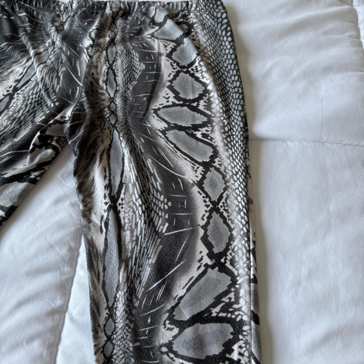 Y2K Snake Print Leggings  Zenana Outfitters  GreyBlack Snake - Los Angeles, California - FleaMarketBay