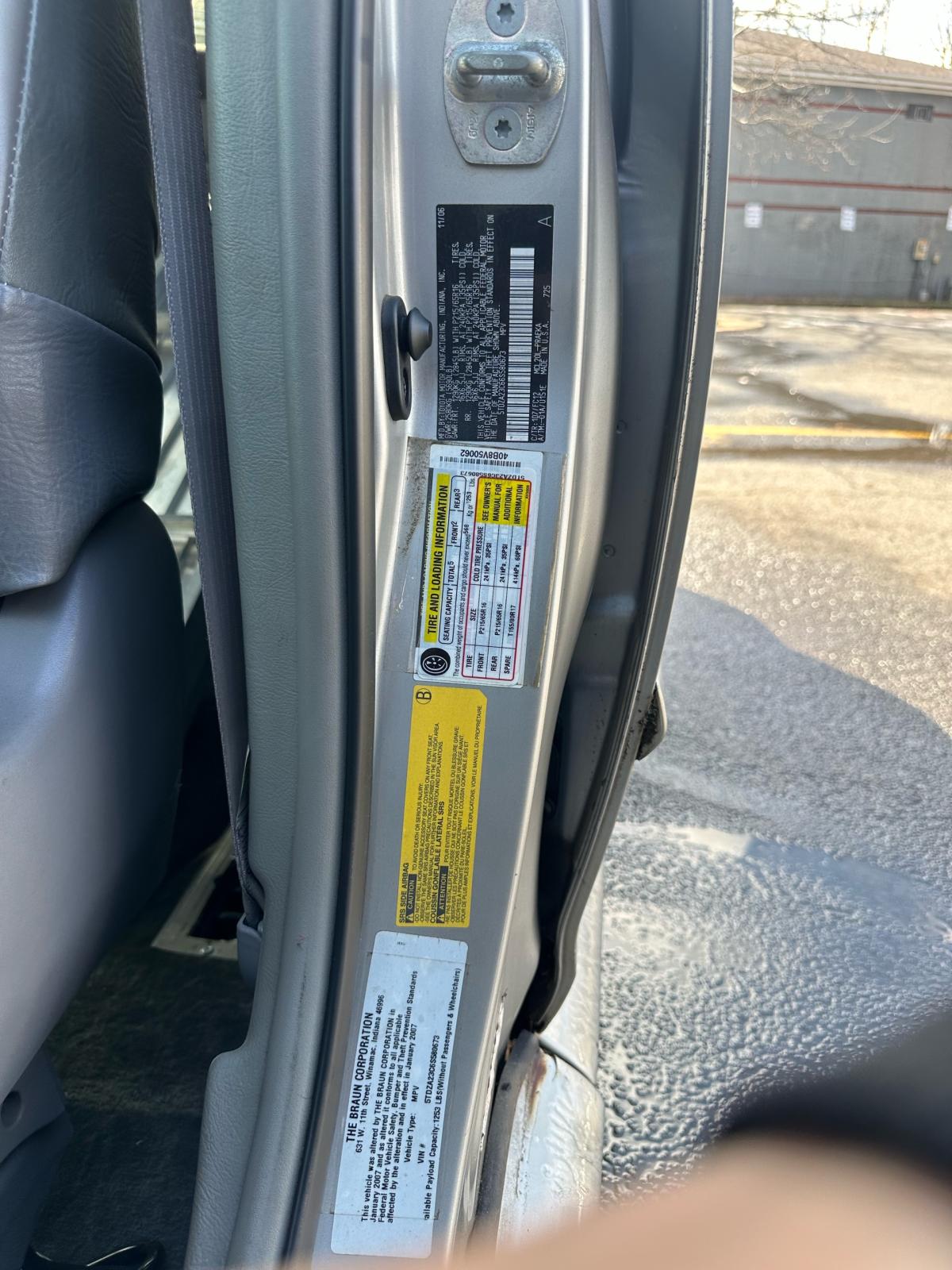 to2007 Toyota Sienna Wheelchair Van White 92k miles - Achilles, Virginia - FleaMarketBay