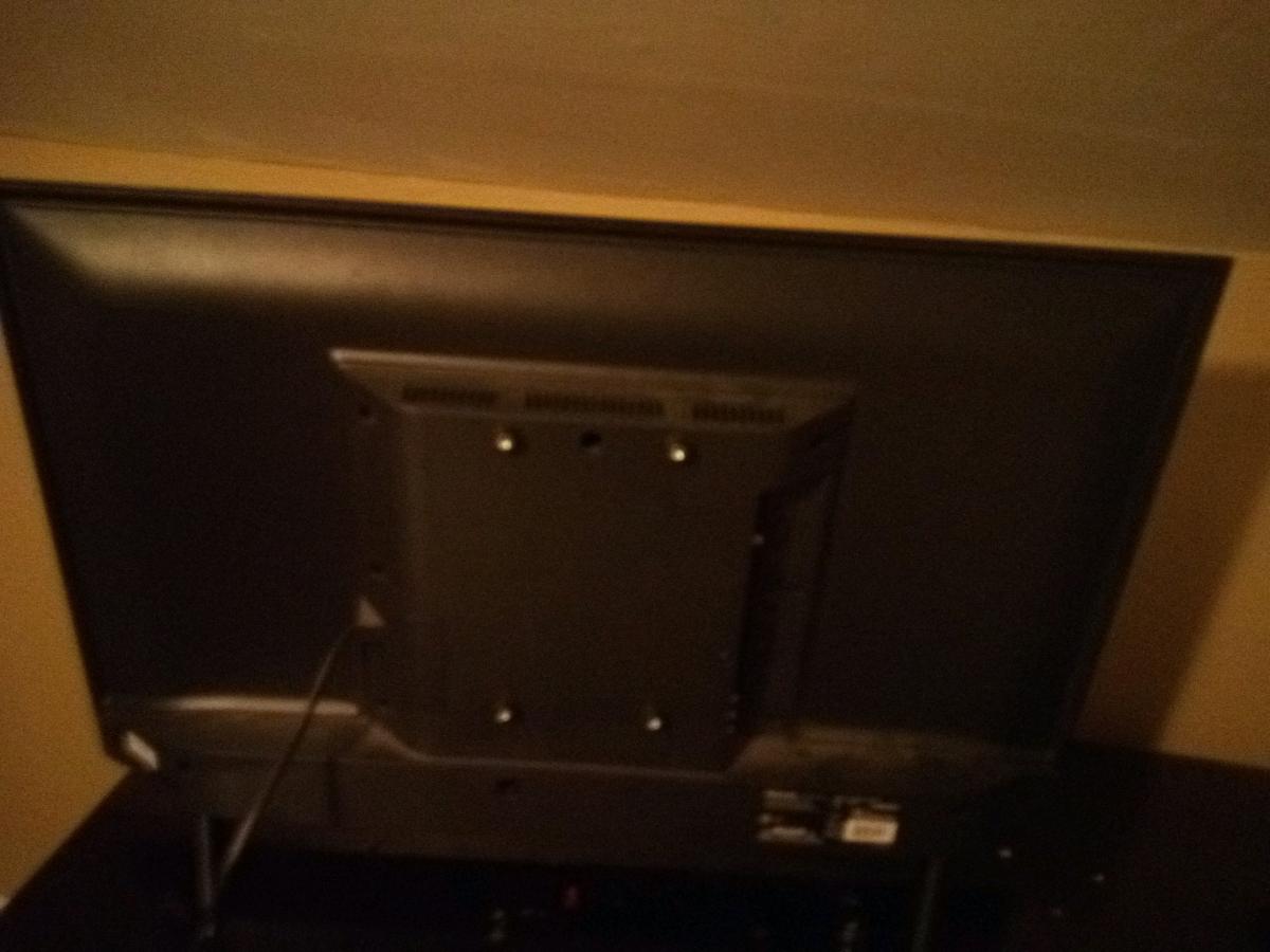 a Roku tv included the remote - Fort Wayne, Indiana - FleaMarketBay