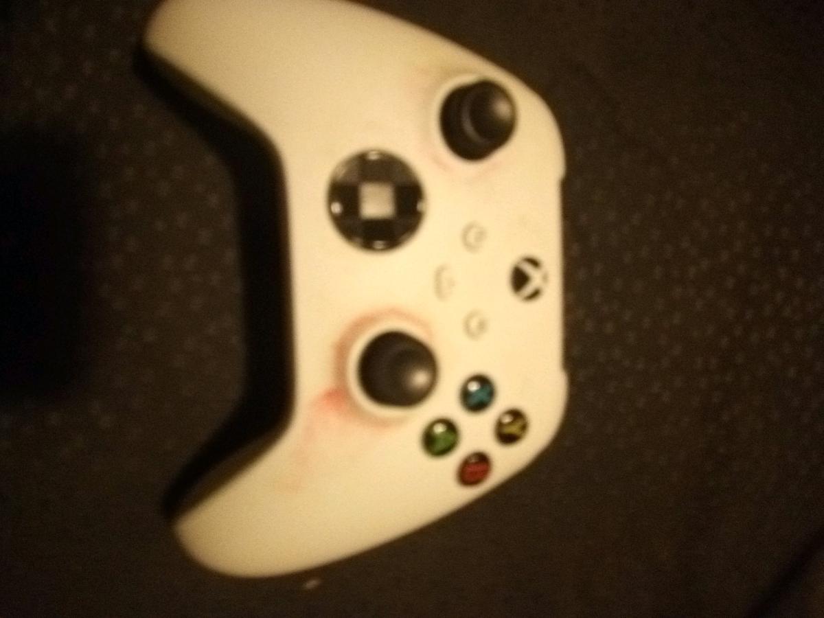 all Xbox one controller each one is 25 all together is 100 - Fort Wayne, Indiana - FleaMarketBay