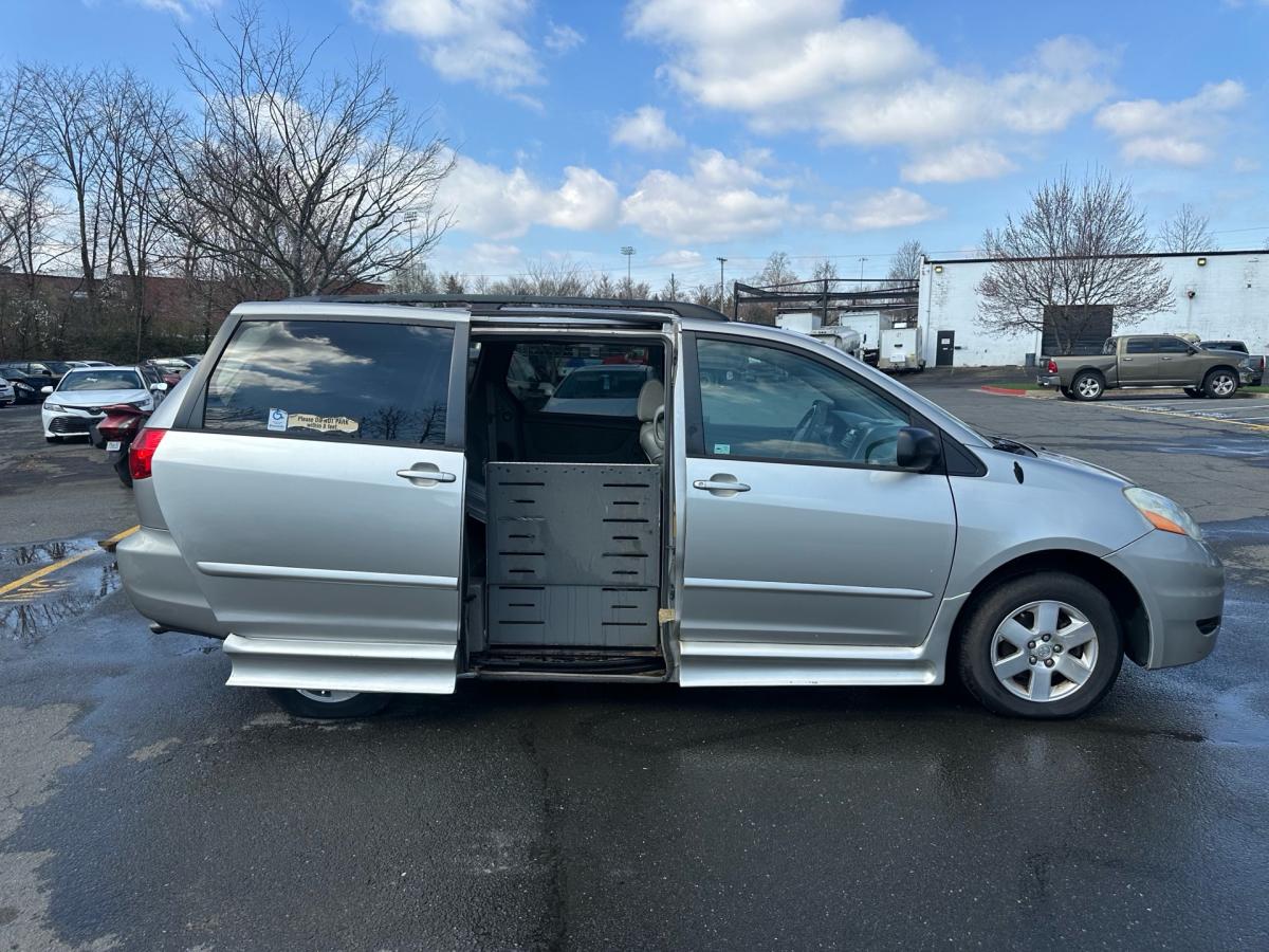 to2007 Toyota Sienna Wheelchair Van White 92k miles - Achilles, Virginia - FleaMarketBay