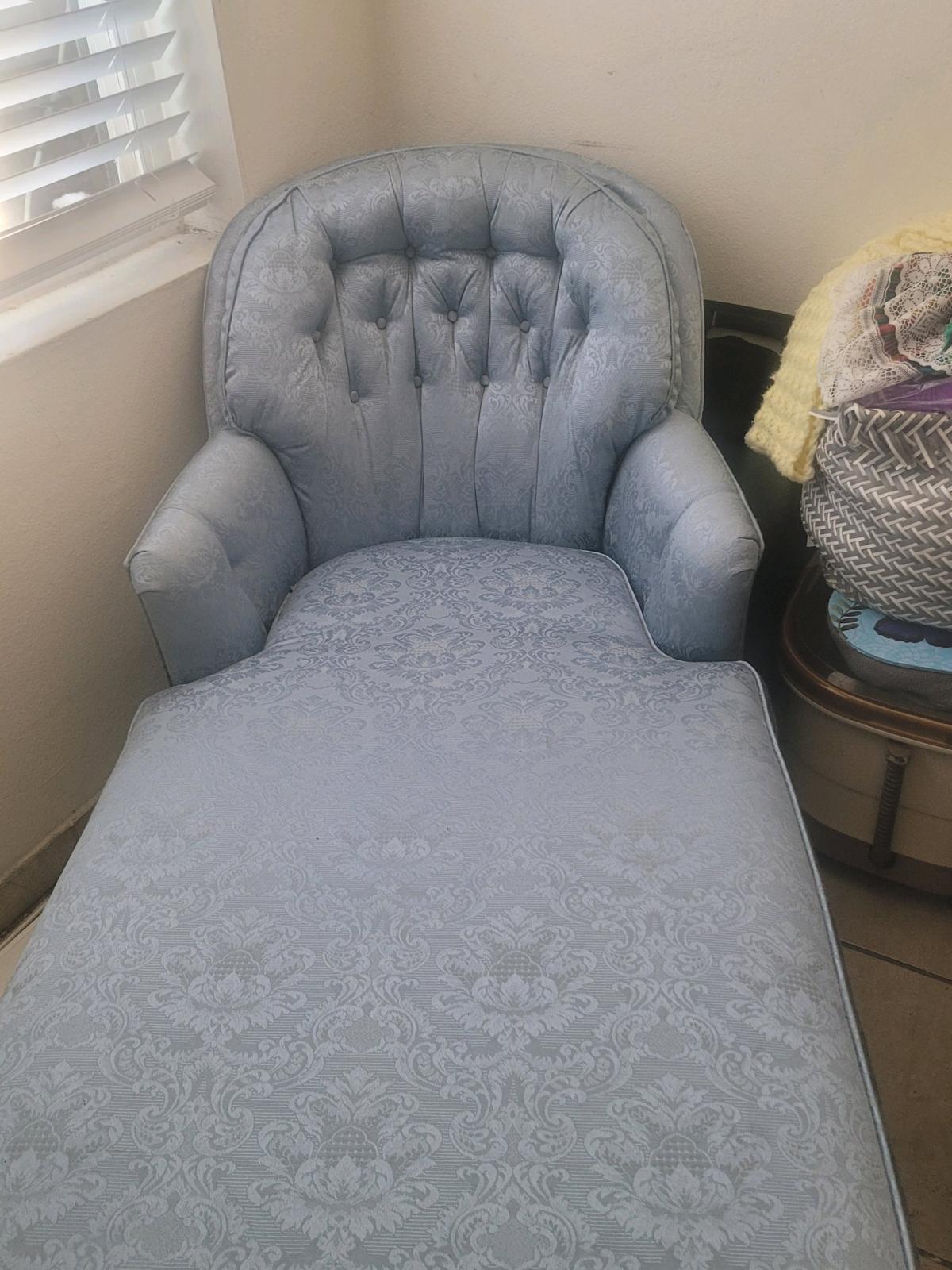 sillon azul - Adelanto, California - FleaMarketBay