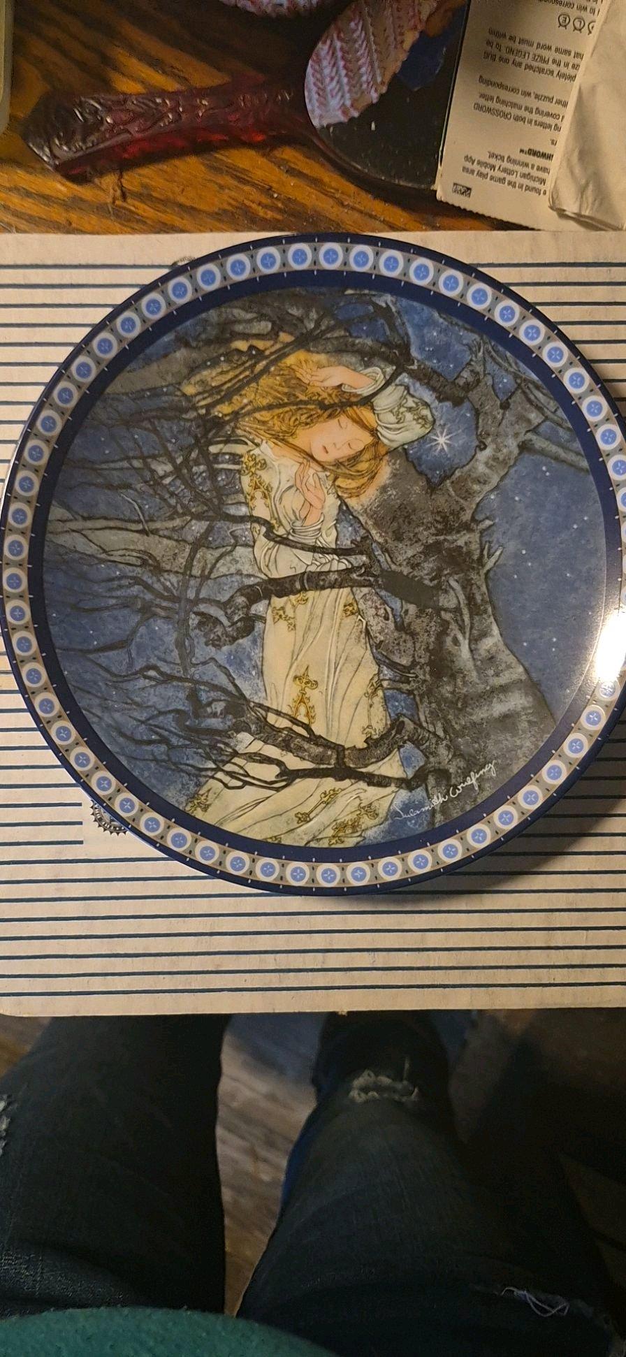 Theyre decorations declared glass plates - Lakeview, Michigan - FleaMarketBay