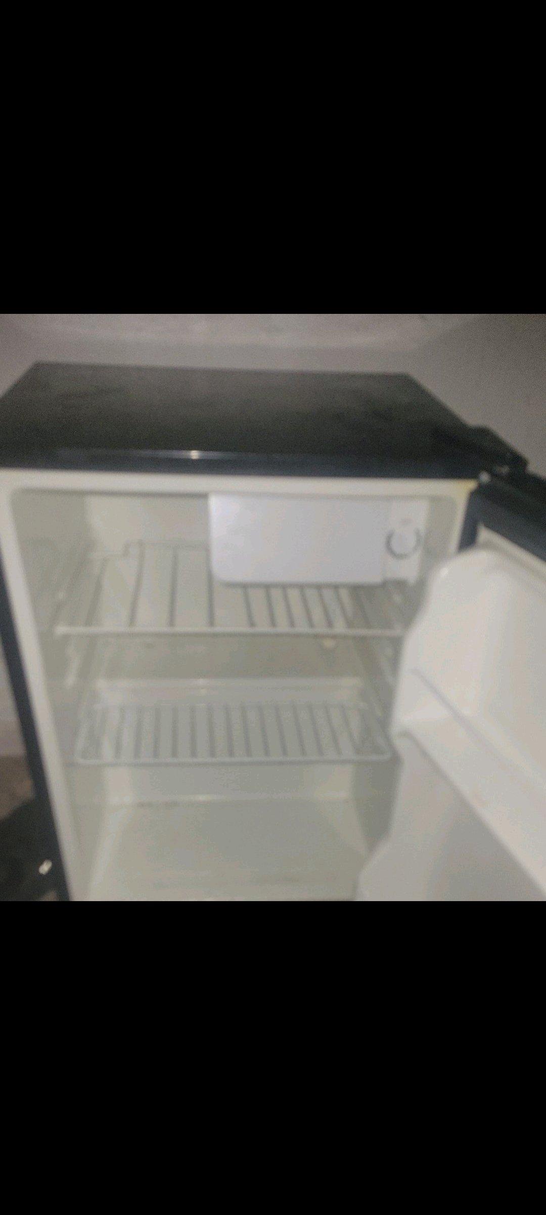 mini fridge 50or best offer  port hurron m  porch pick up - Port Huron, Michigan - FleaMarketBay
