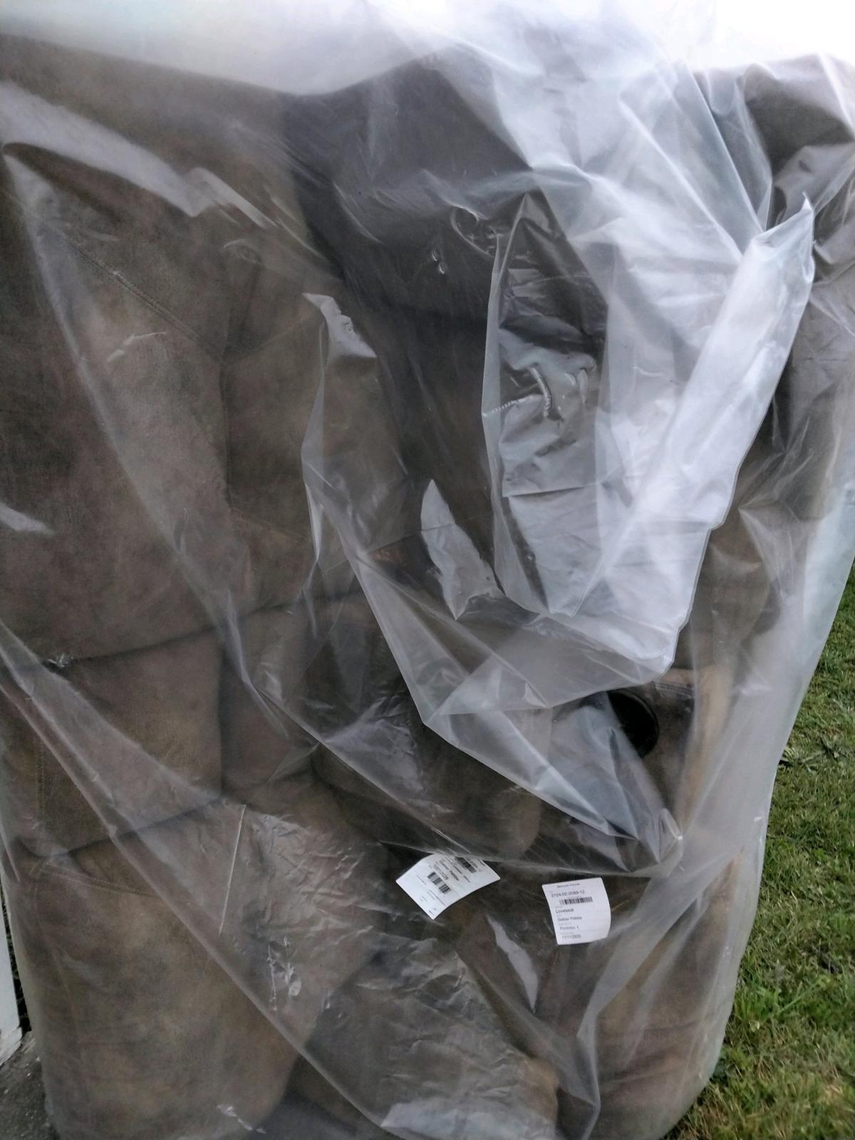 its for sale threepiece love sofa couch - Hempstead, Texas