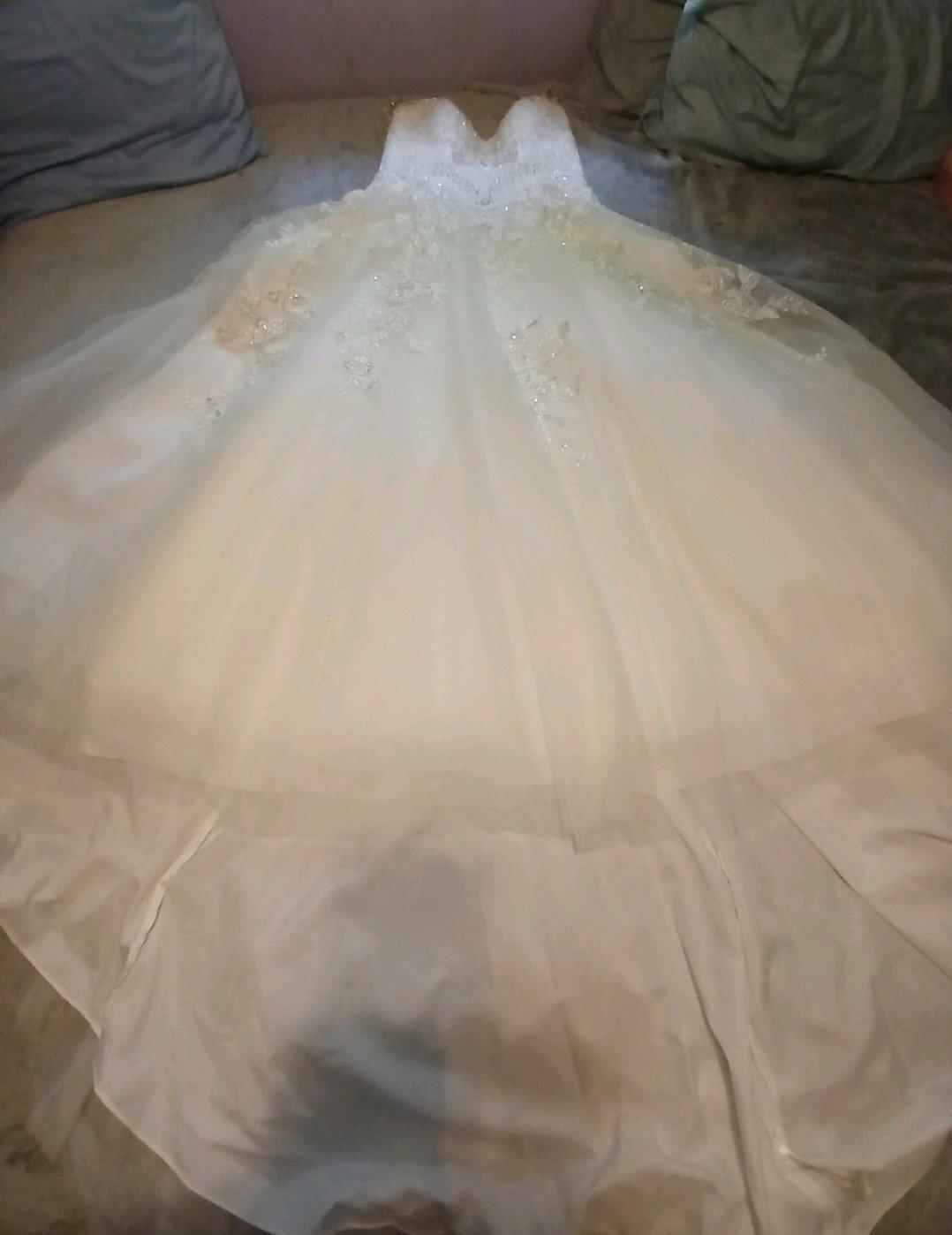 Elegant White Wedding Dress - Richfield, North Carolina - FleaMarketBay