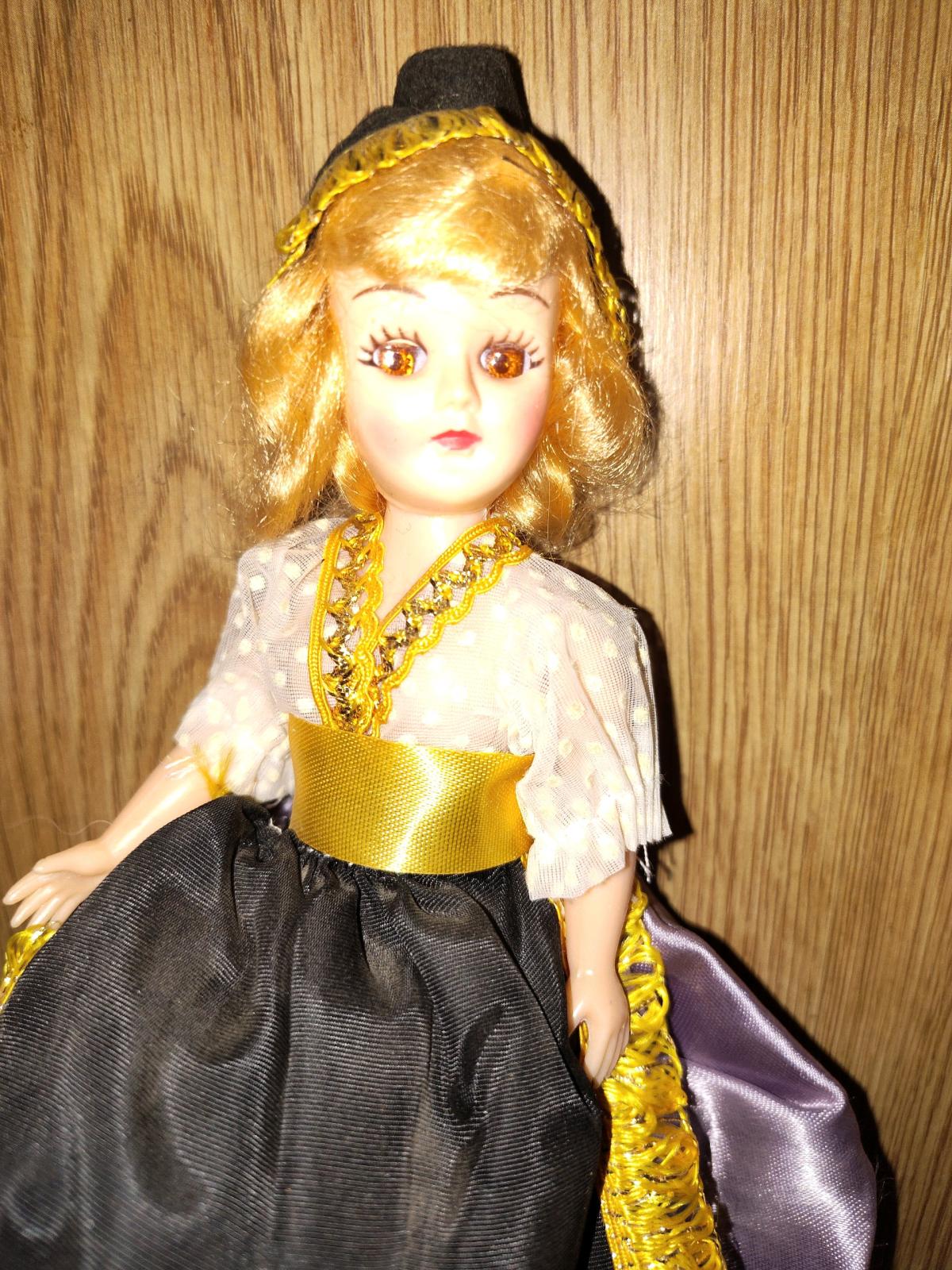 Madame Alexander dolls of the world collection 60s dolls - Red Bluff, California - FleaMarketBay