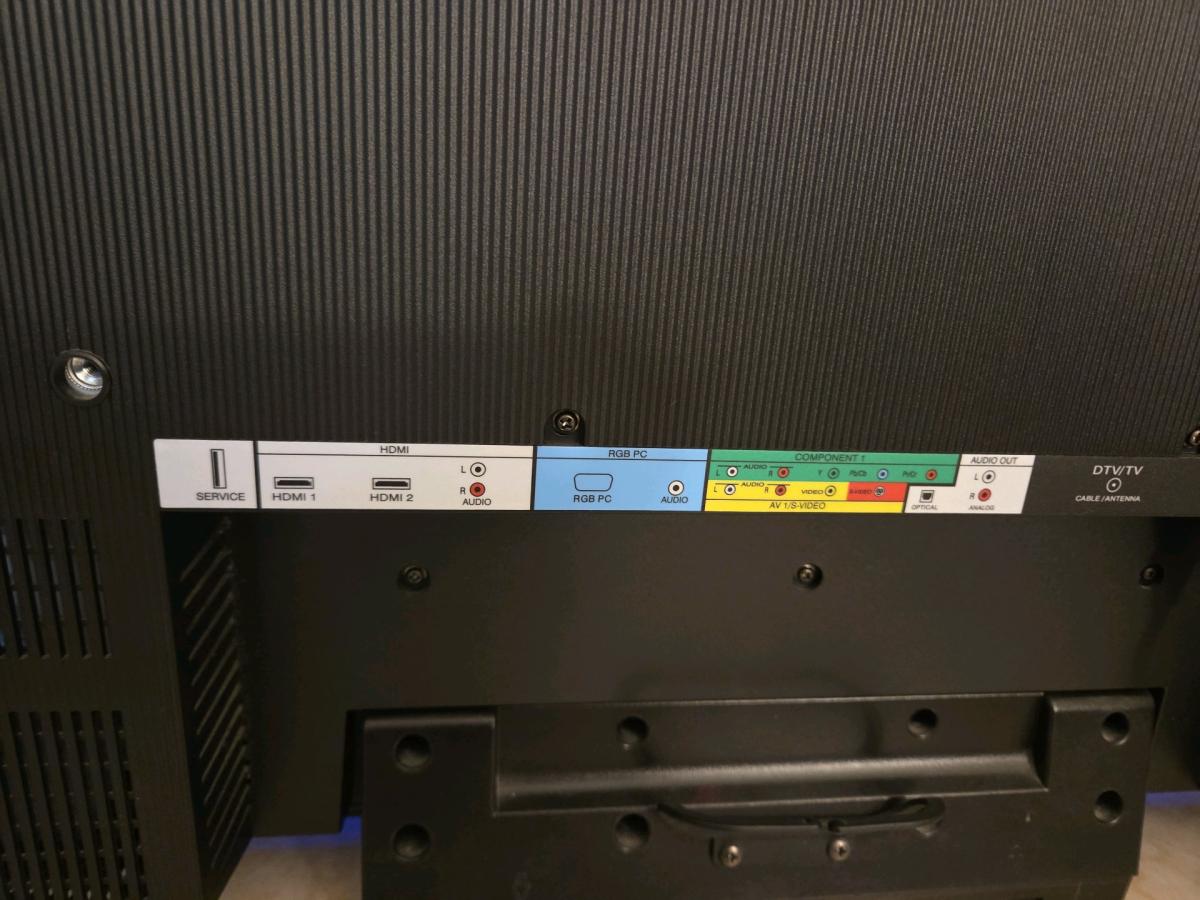 Vizio Used 37 TV not a smart TV - Hialeah, Florida - FleaMarketBay