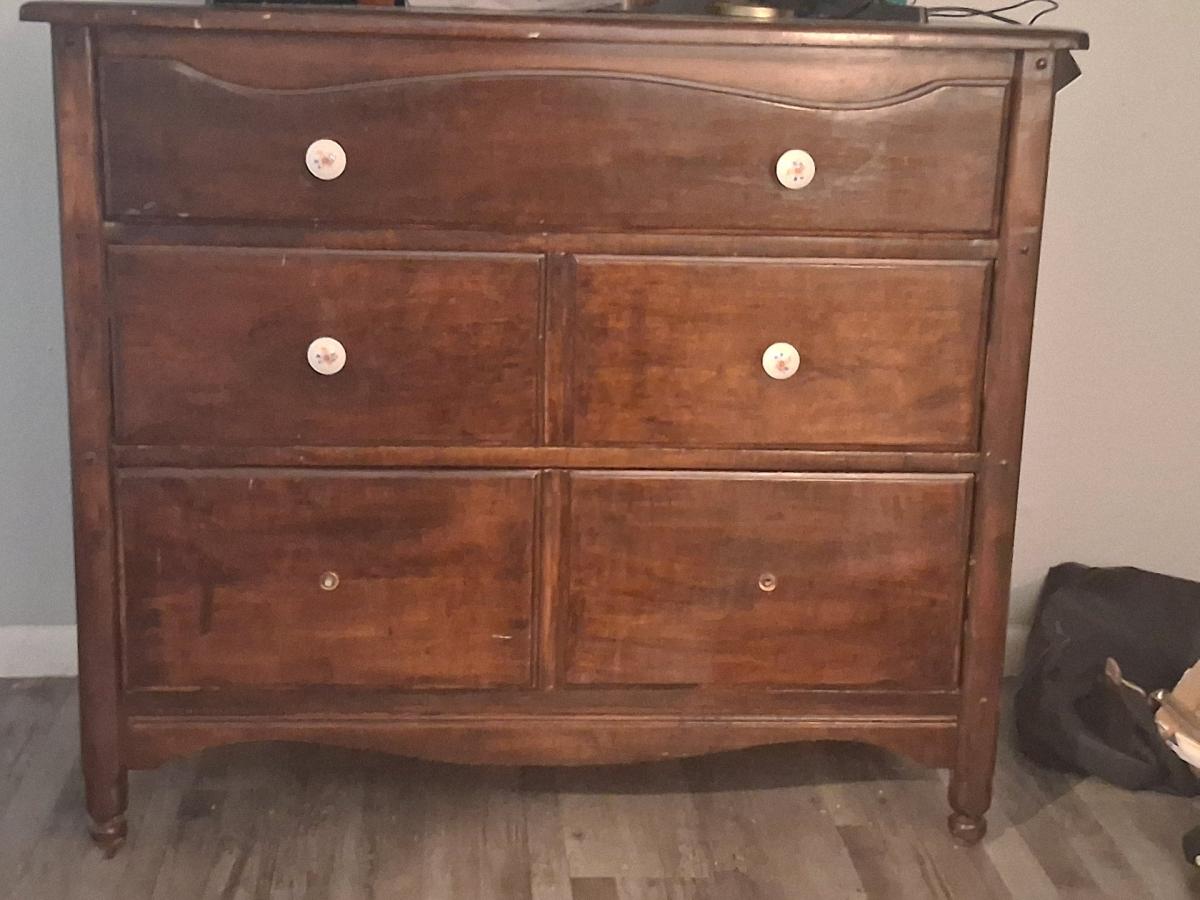 35 year old dresser - San Antonio, Texas - FleaMarketBay