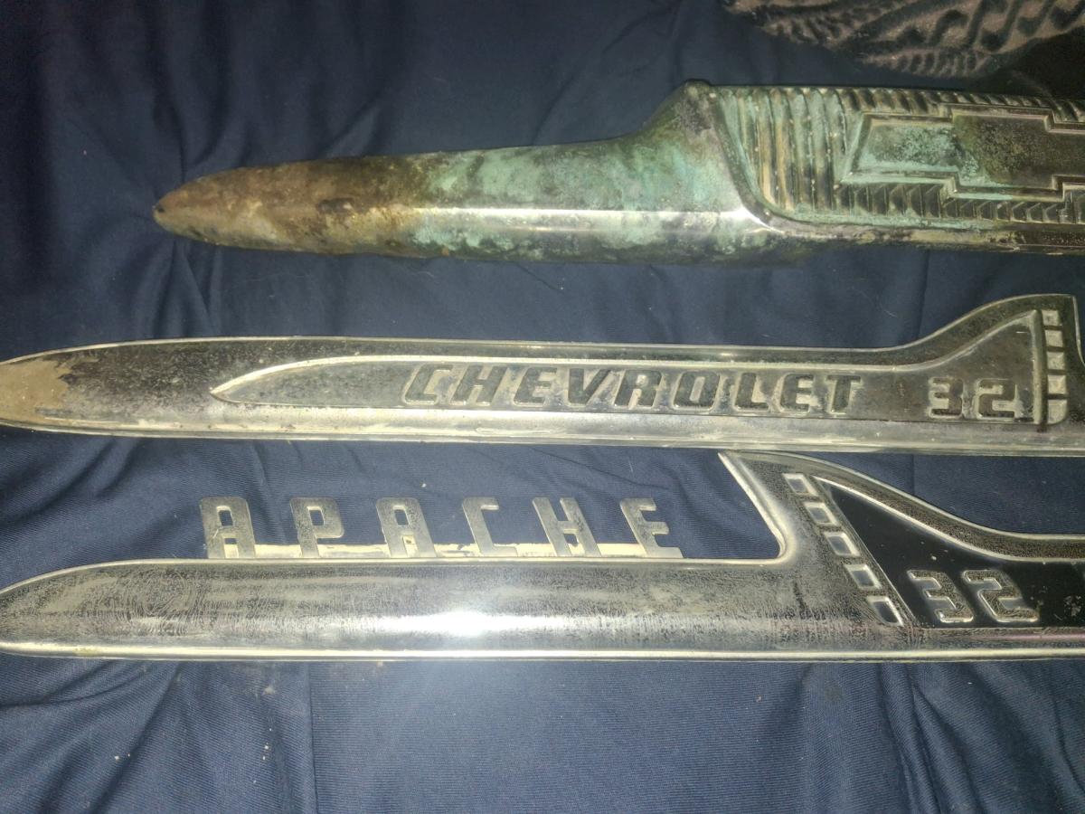 1958 Chevy apache 32 fender emblem