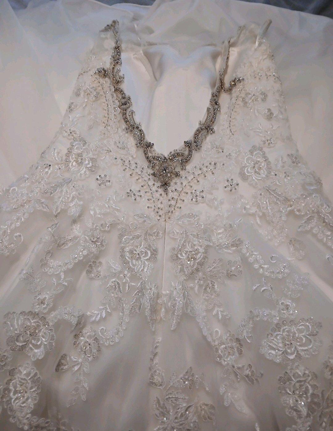 Elegant White Wedding Dress - Richfield, North Carolina - FleaMarketBay