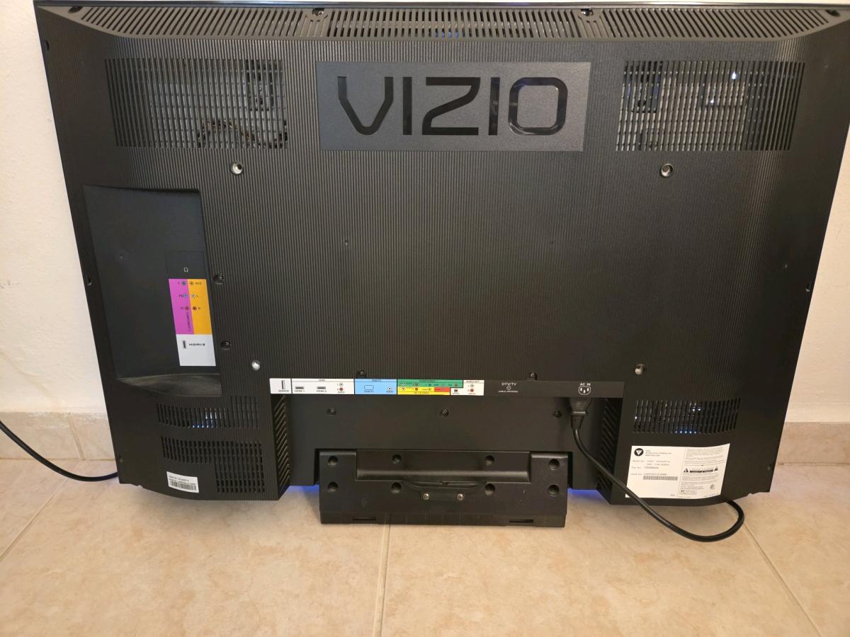 Vizio Used 37 TV not a smart TV - Hialeah, Florida - FleaMarketBay