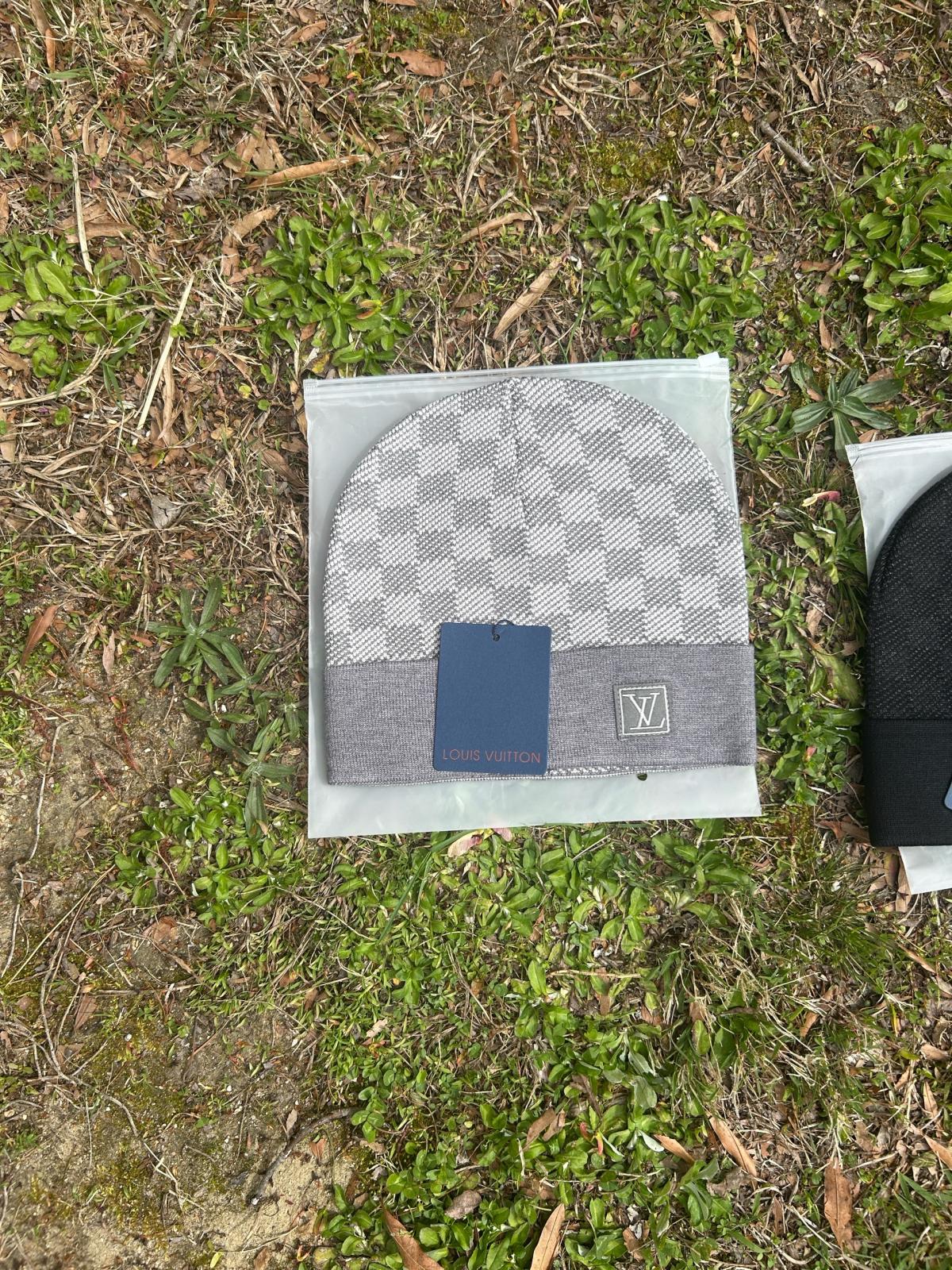 Authentic Louis Vuitton LV Knit Beanie  Grey Monogram