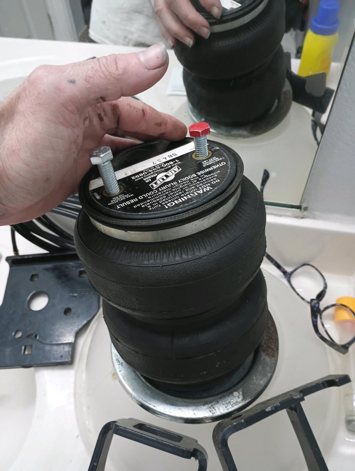 air bag suspension I only have one its new - Bossier City, Louisiana - FleaMarketBay