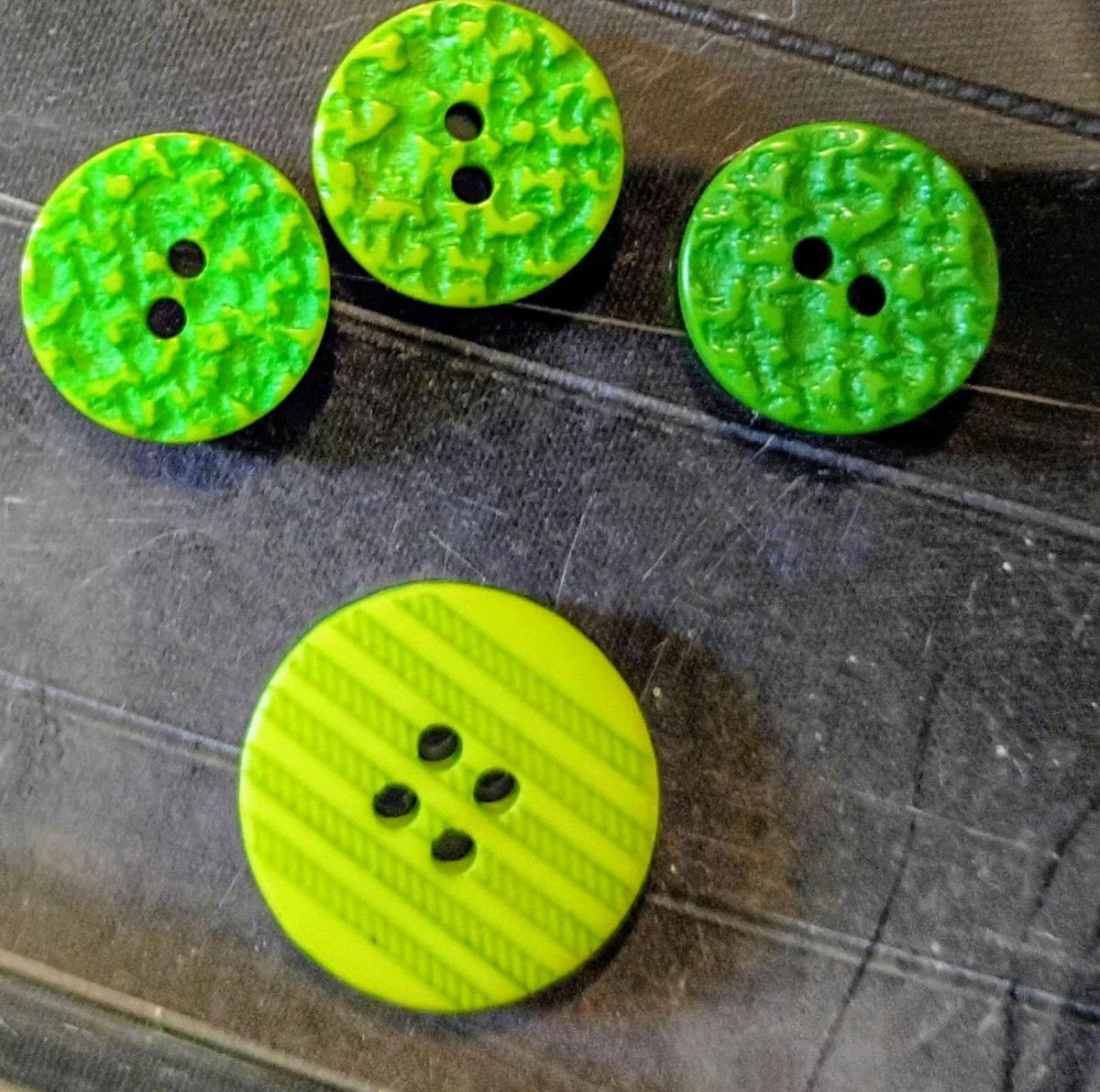 variety of vintage buttons - Elberton, Georgia - FleaMarketBay