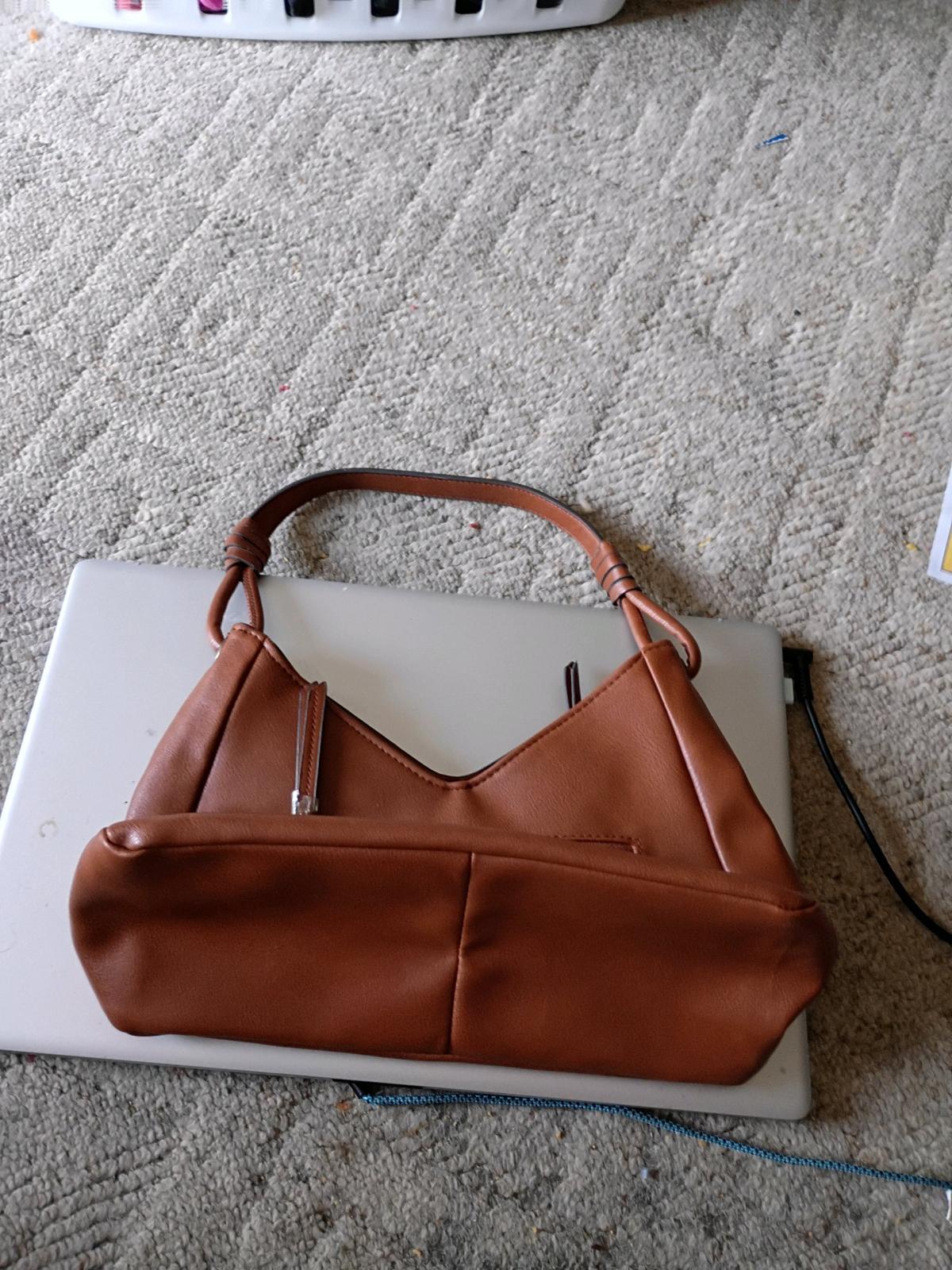 Womens purses - Winnebago, Illinois - FleaMarketBay