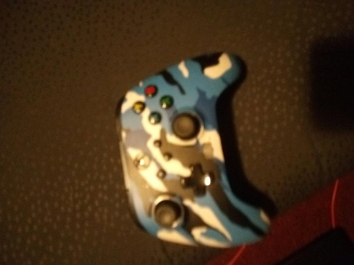 all Xbox one controller each one is 25 all together is 100 - Fort Wayne, Indiana - FleaMarketBay