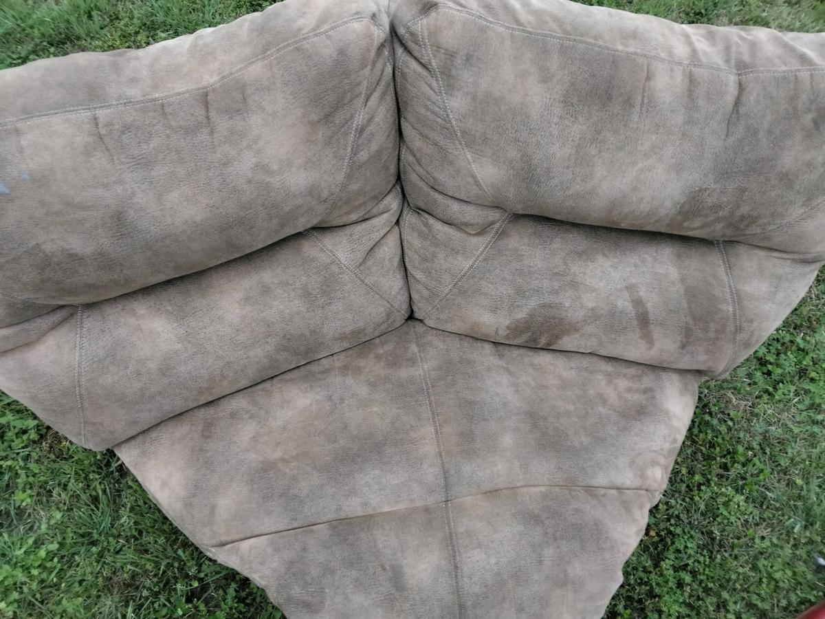 its for sale threepiece love sofa couch - Hempstead, Texas - FleaMarketBay