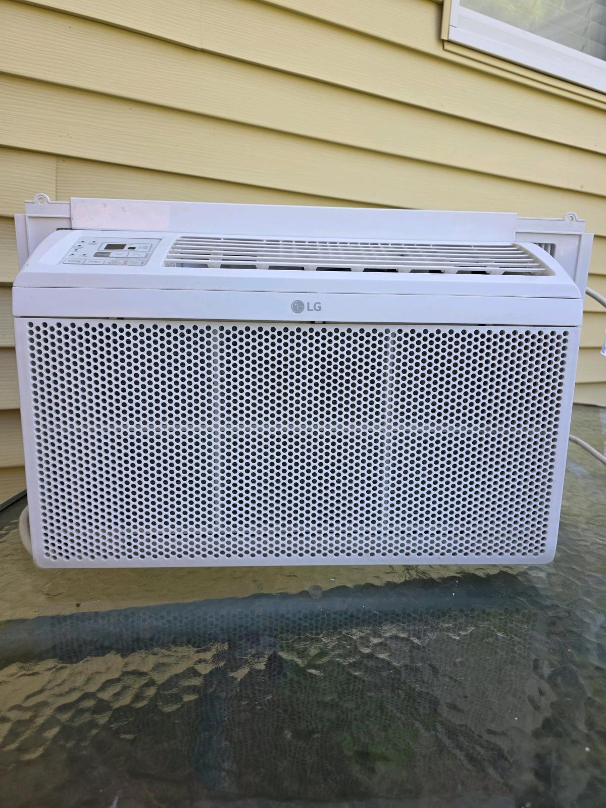 LG Adjustable Width Window Air Conditioner Unit - Willimantic, Connecticut - FleaMarketBay