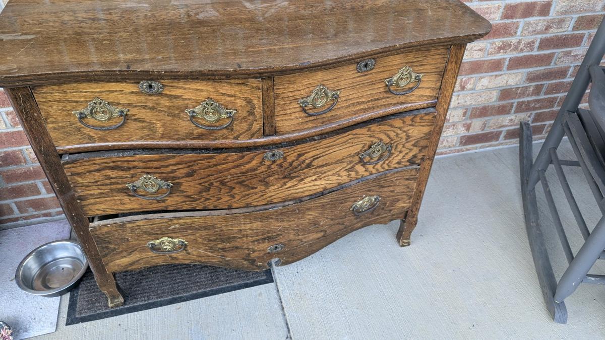 dresser - Apollo, Pennsylvania