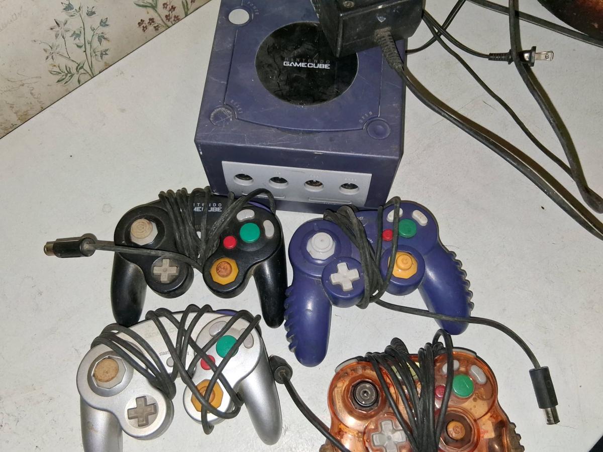 gamecube and 4 controllers - Hemingway, South Carolina - FleaMarketBay