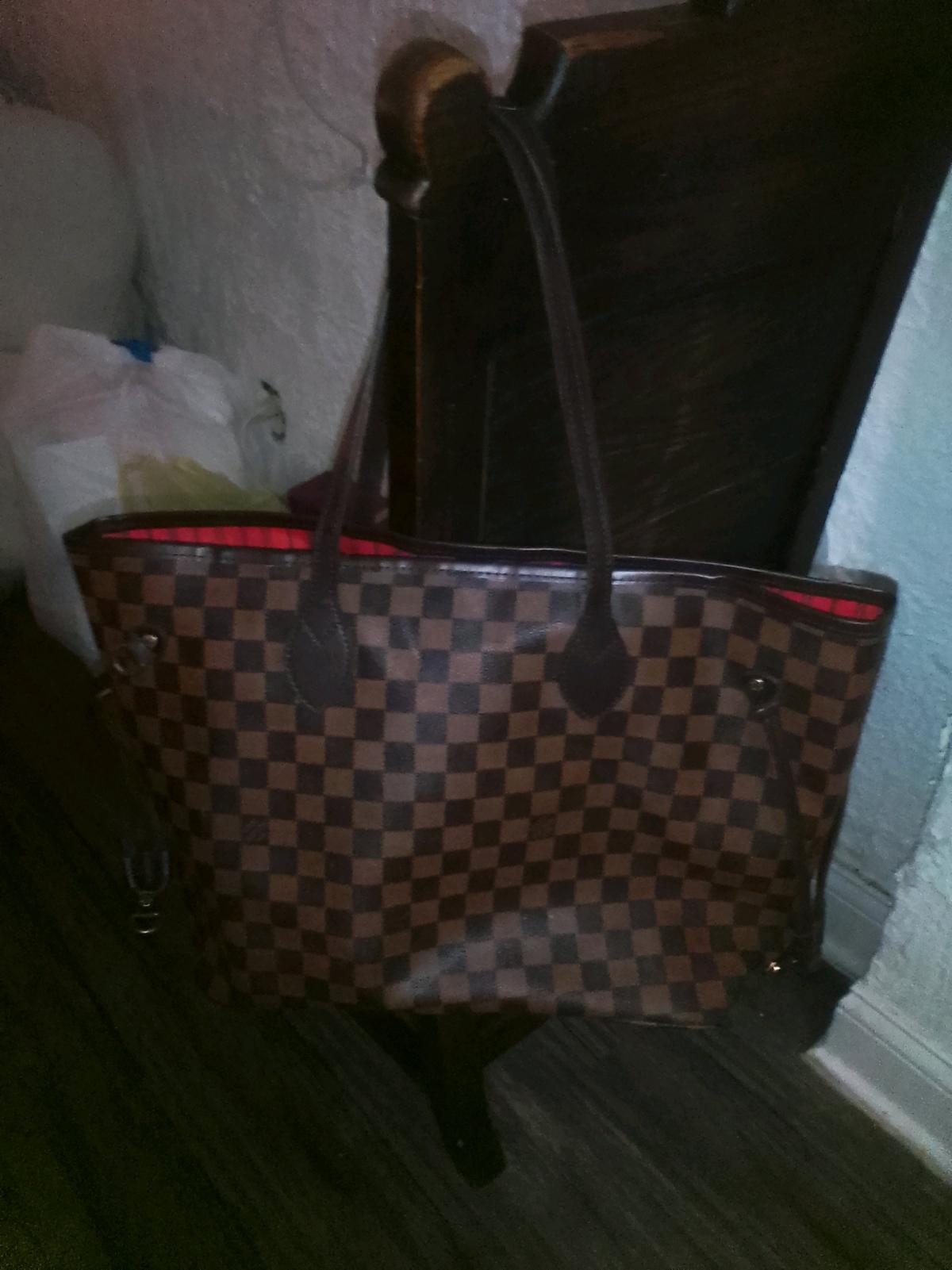 This bag is the Louis Vuitton Neverfull MM in the Damier bne - Dayton, Ohio - FleaMarketBay